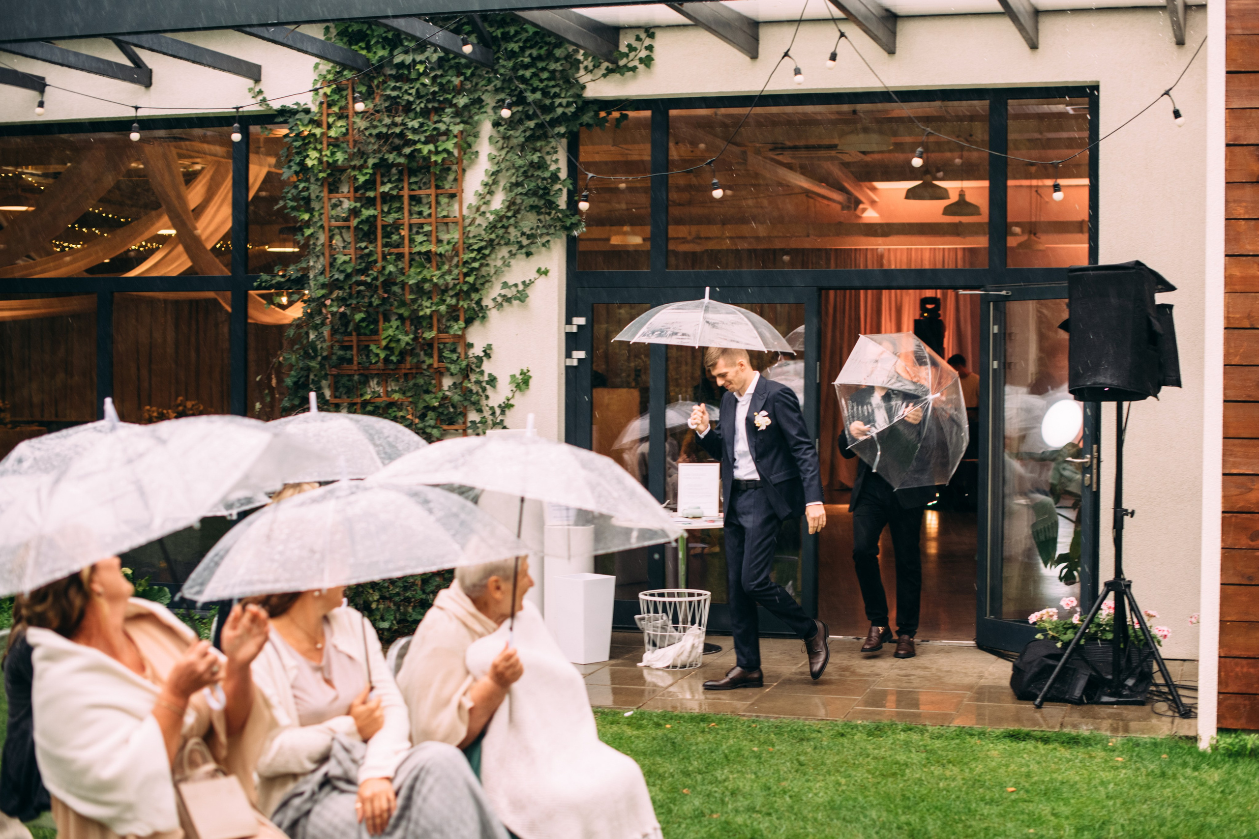 K&M. Rain, love and a lot of happiness. Wedding family photographer Alicante Benidorm Valencia Costa Blanca