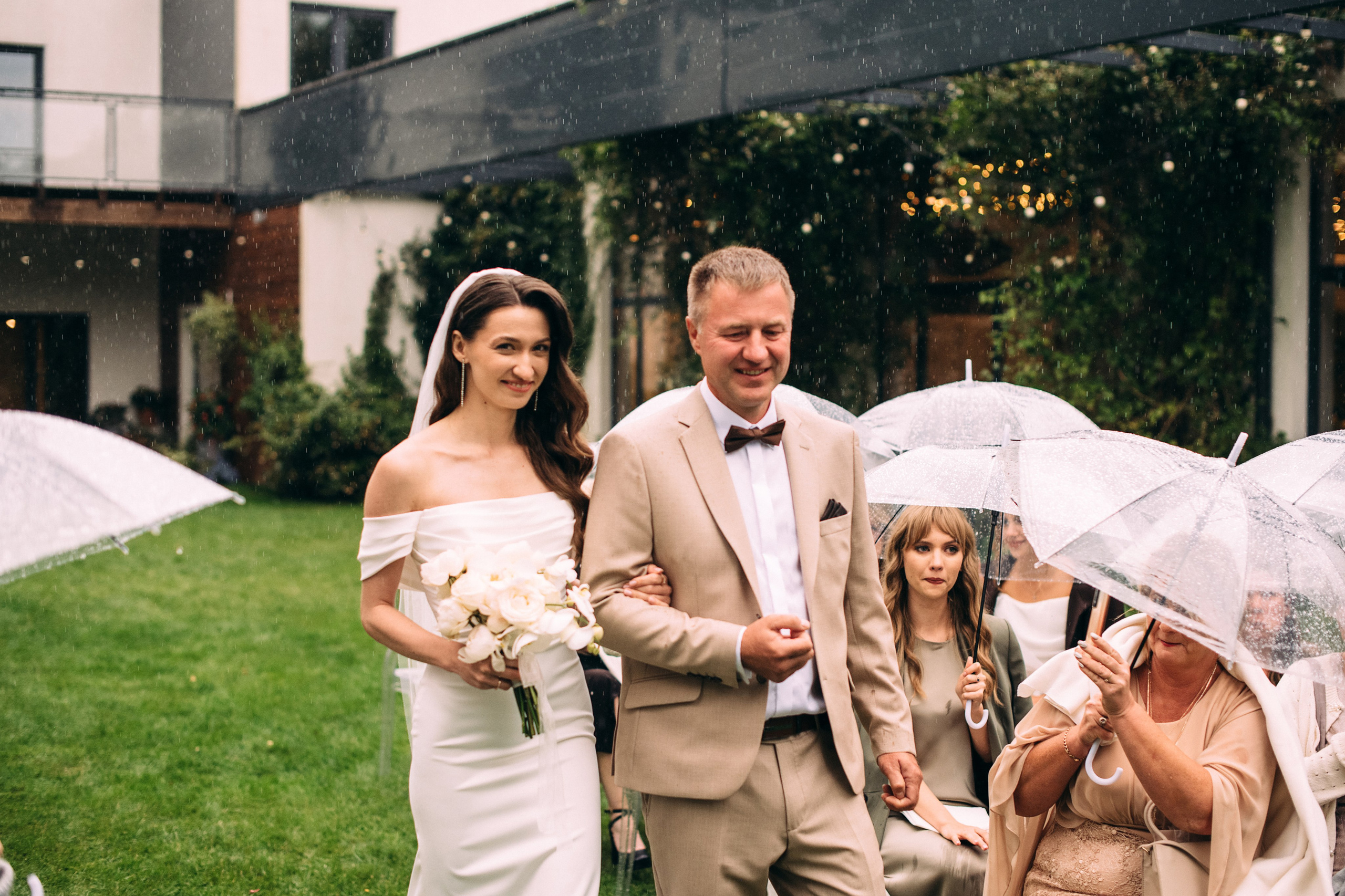 K&M. Rain, love and a lot of happiness. Wedding family photographer Alicante Benidorm Valencia Costa Blanca