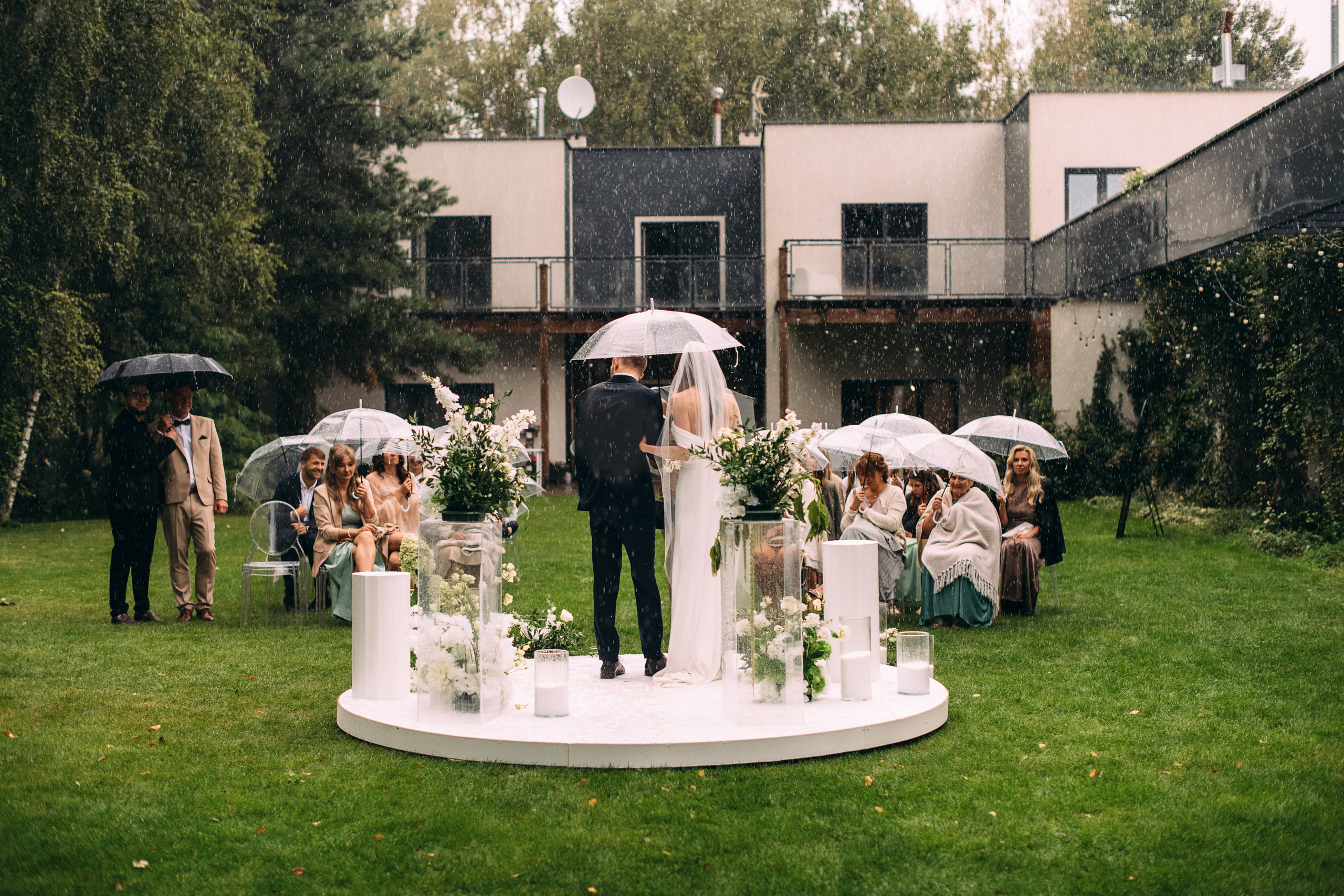 K&M. Rain, love and a lot of happiness. Wedding family photographer Alicante Benidorm Valencia Costa Blanca