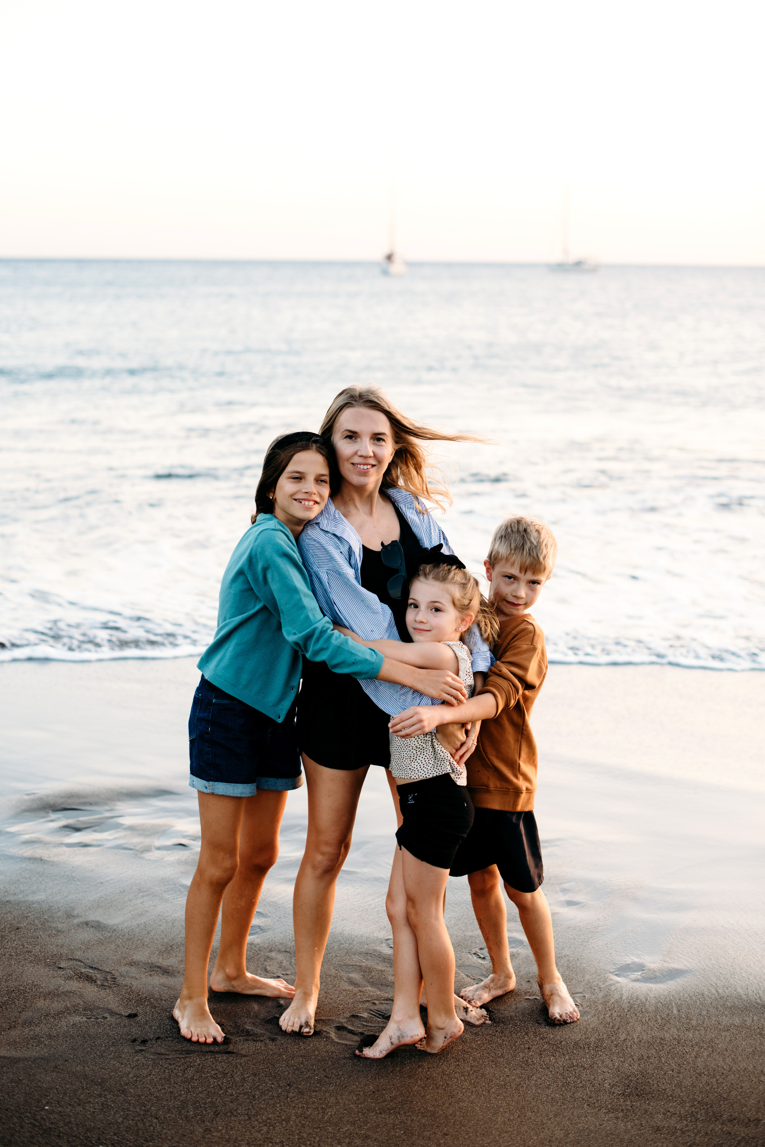 Wind, ocean and happiness. Playa de la Tejita. Fotografo de boda, familia Alicante Benidorm Valencia Costa Blanca