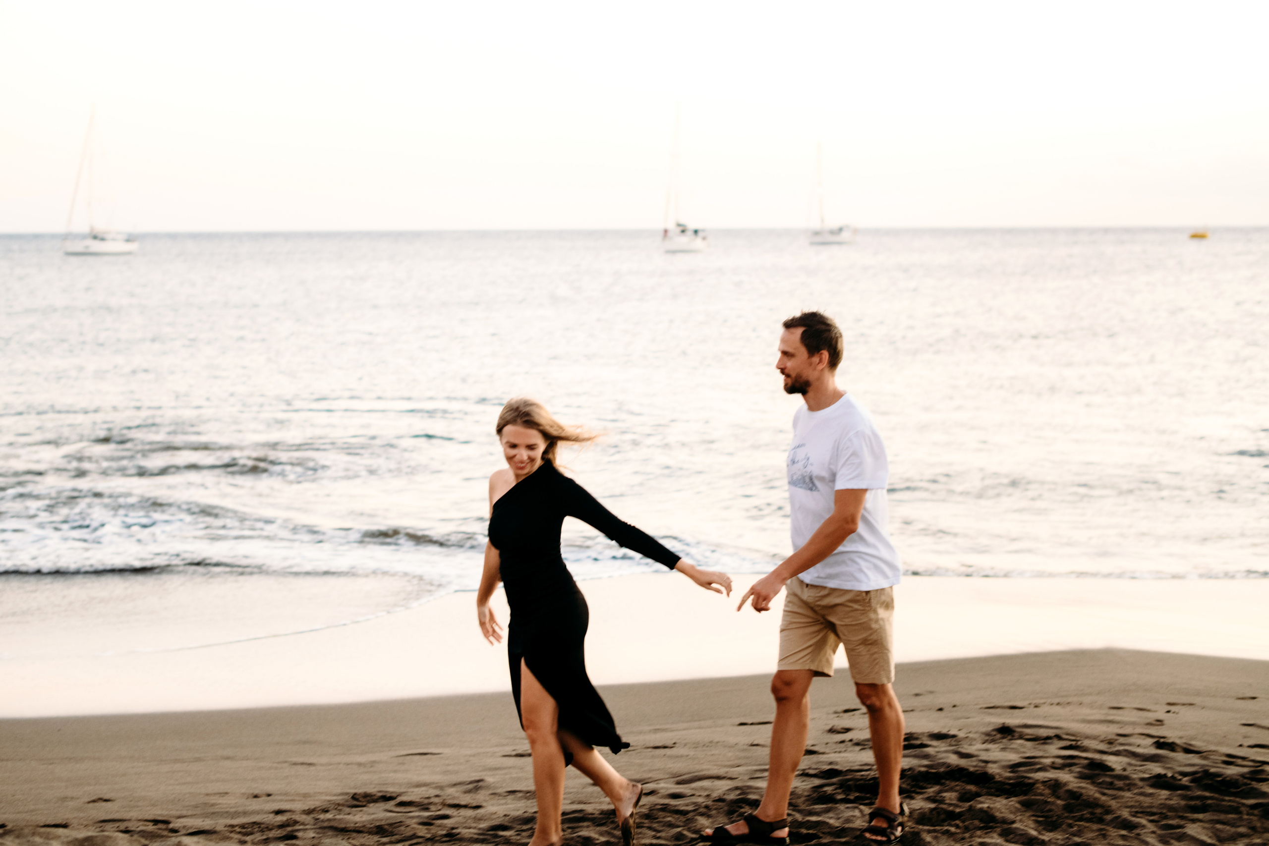 Wind, ocean and happiness. Playa de la Tejita. Fotografo de boda, familia Alicante Benidorm Valencia Costa Blanca
