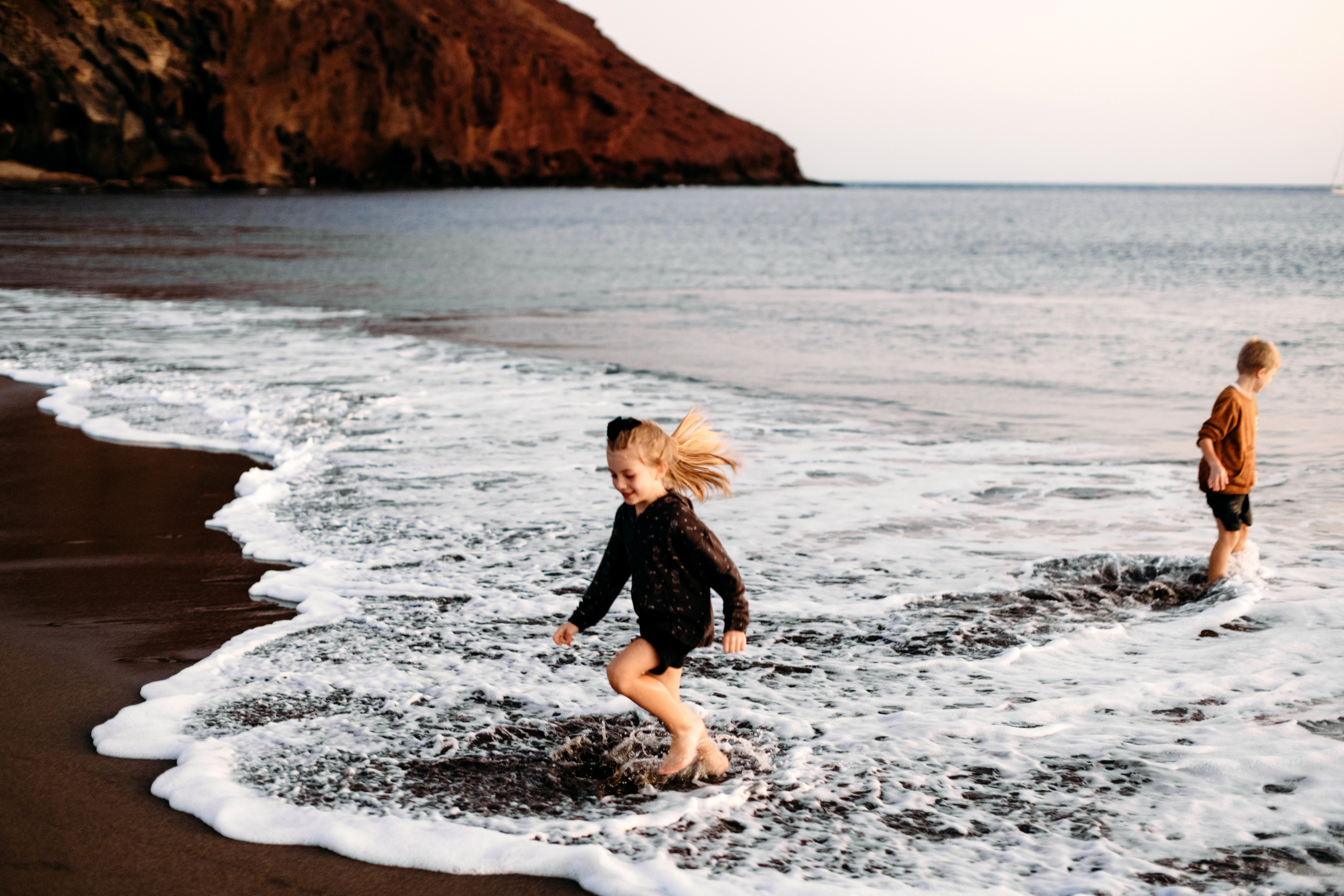 Wind, ocean and happiness. Playa de la Tejita. Fotografo de boda, familia Alicante Benidorm Valencia Costa Blanca