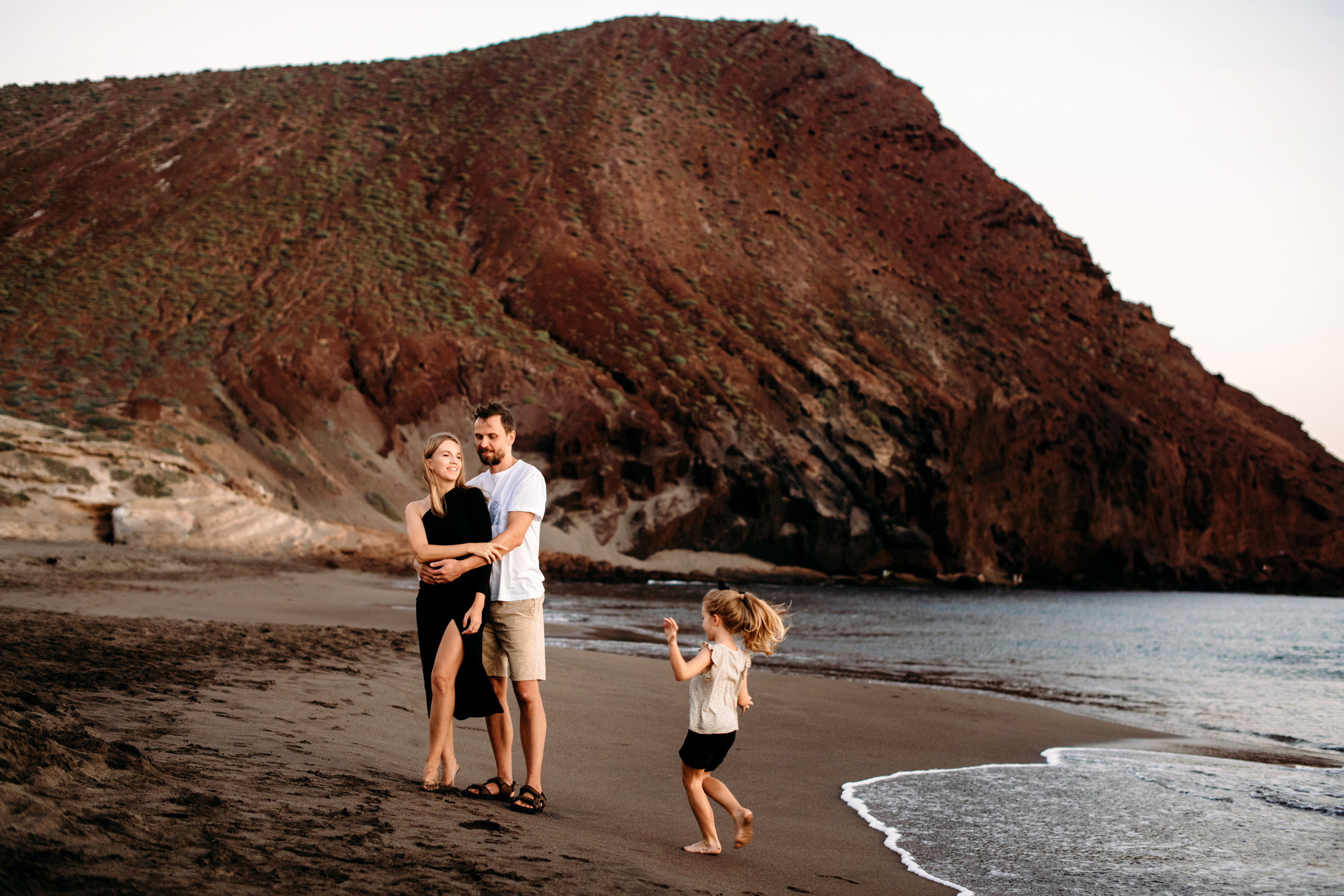 Wind, ocean and happiness. Playa de la Tejita. Fotografo de boda, familia Alicante Benidorm Valencia Costa Blanca
