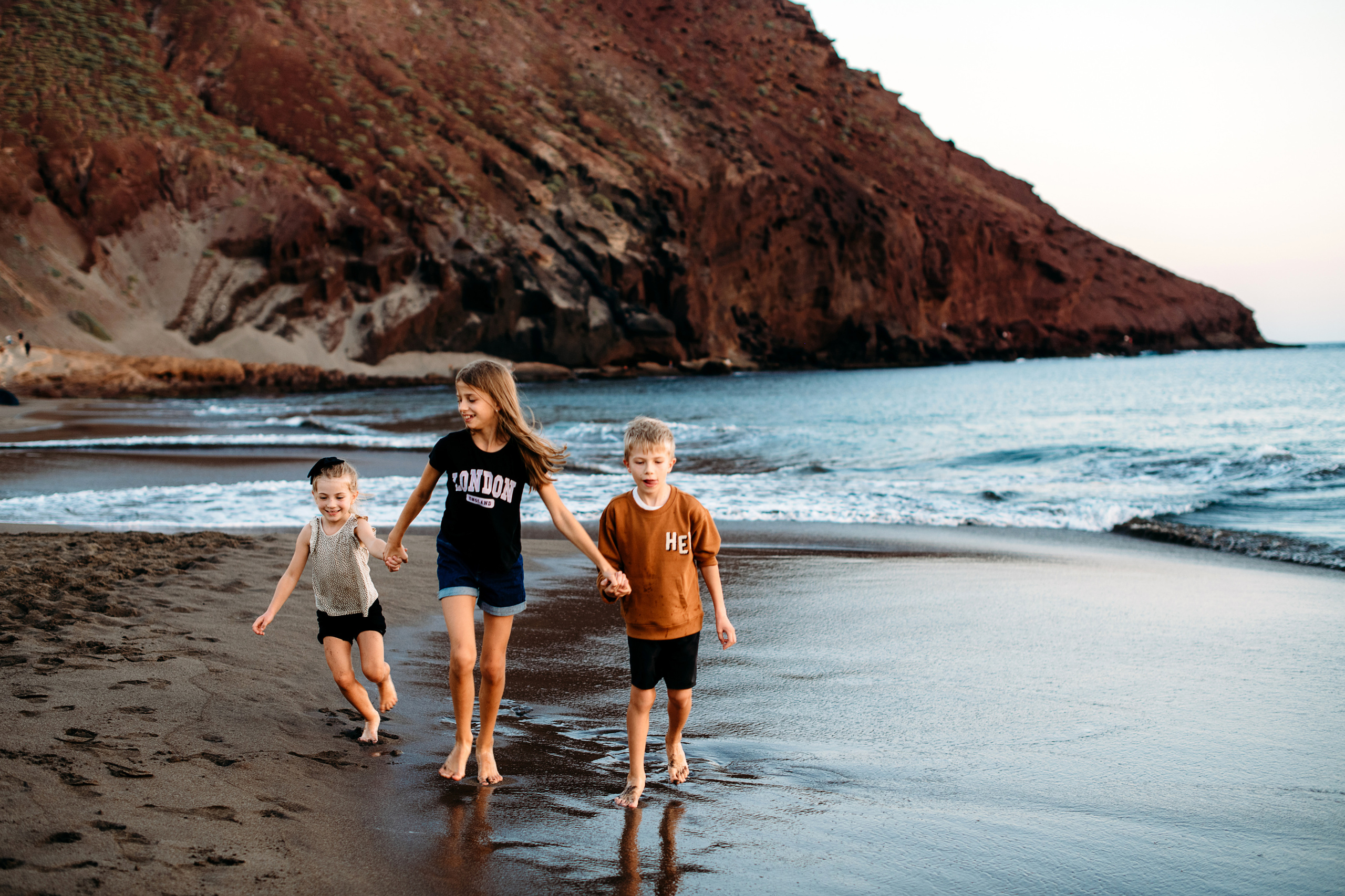 Wind, ocean and happiness. Playa de la Tejita. Fotografo de boda, familia Alicante Benidorm Valencia Costa Blanca