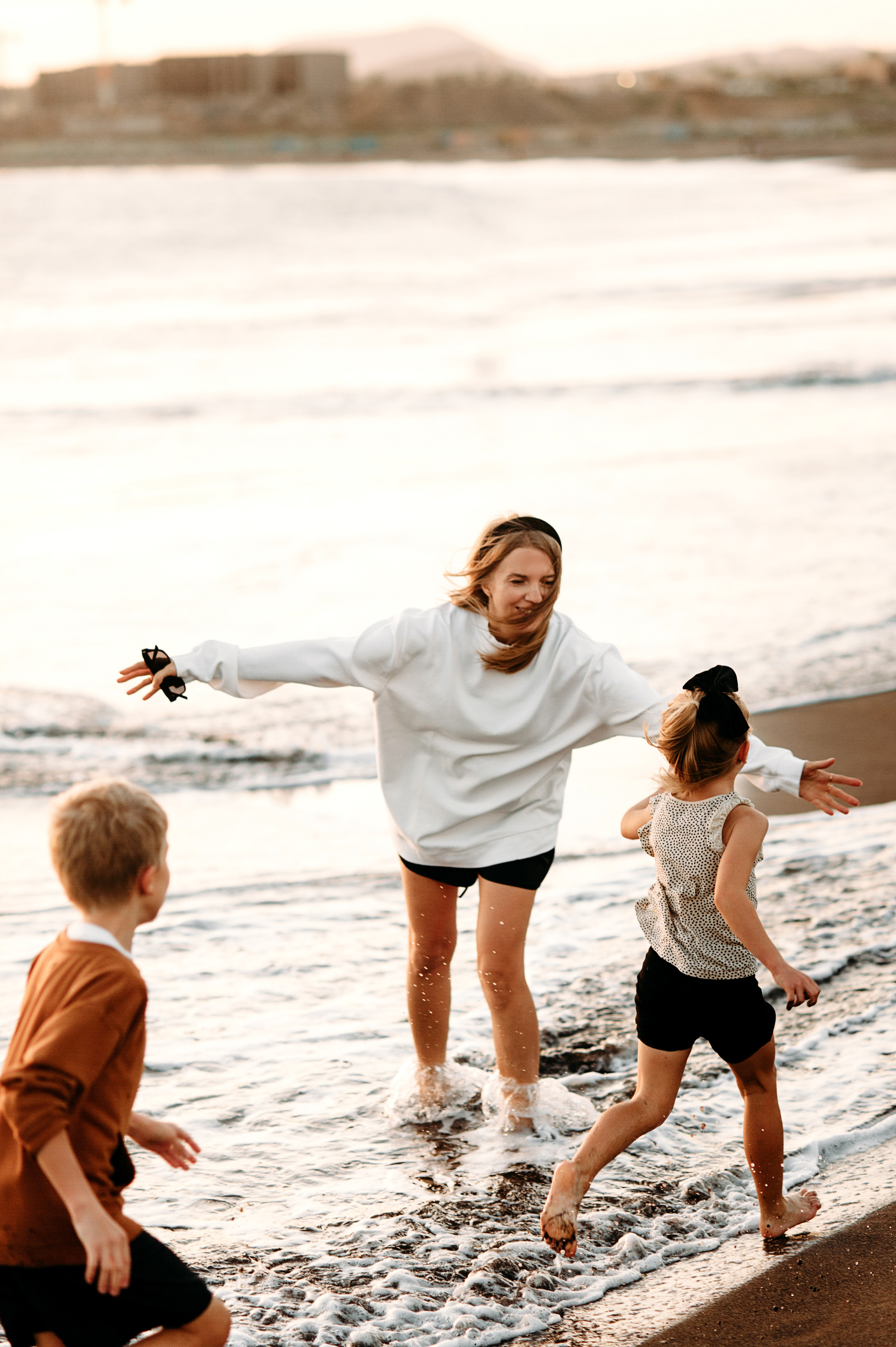 Wind, ocean and happiness. Playa de la Tejita. Fotografo de boda, familia Alicante Benidorm Valencia Costa Blanca