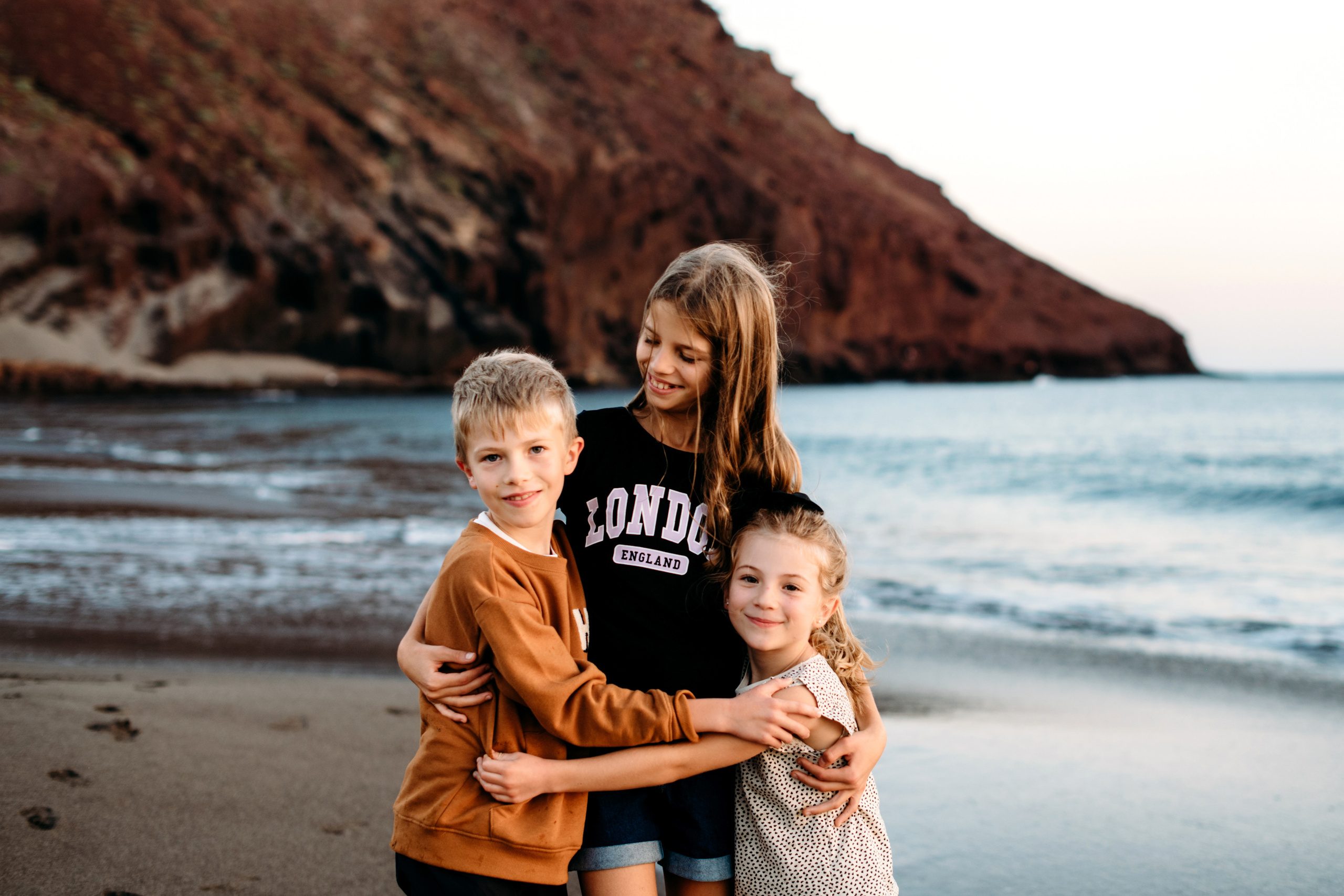 Wind, ocean and happiness. Playa de la Tejita. Fotografo de boda, familia Alicante Benidorm Valencia Costa Blanca