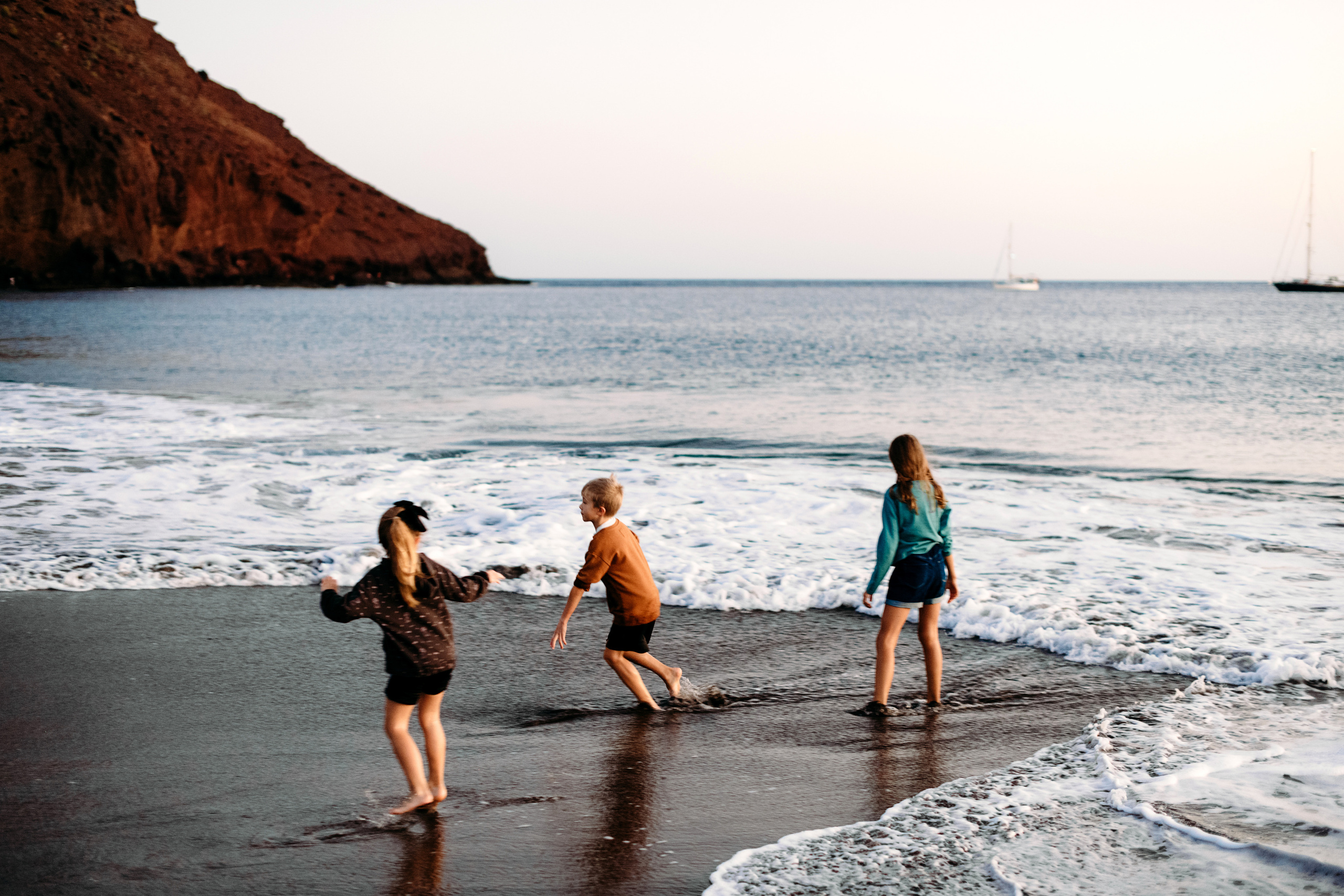 Wind, ocean and happiness. Playa de la Tejita. Fotografo de boda, familia Alicante Benidorm Valencia Costa Blanca