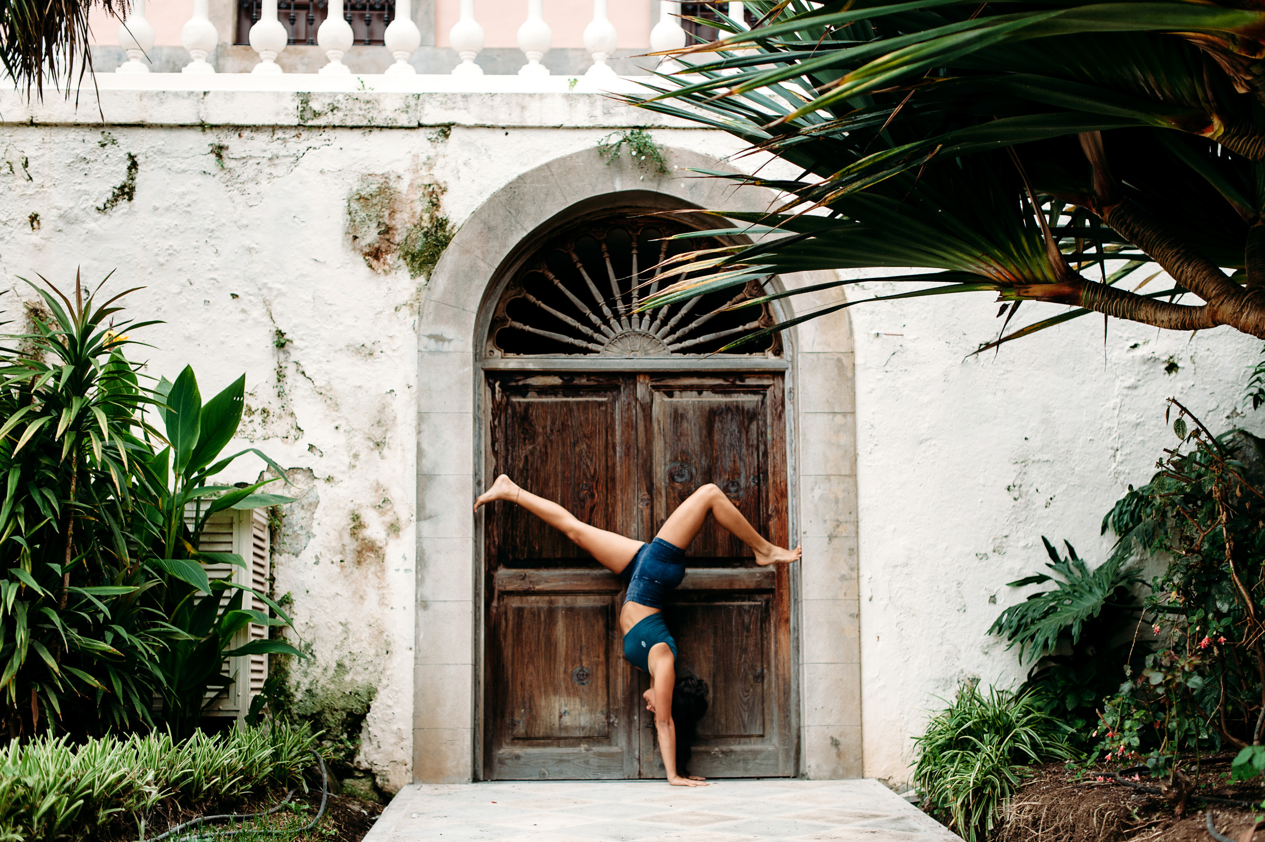 Yoga girl. Puerto de la Cruz. Fotografo de boda, familia Alicante Benidorm Valencia Costa Blanca