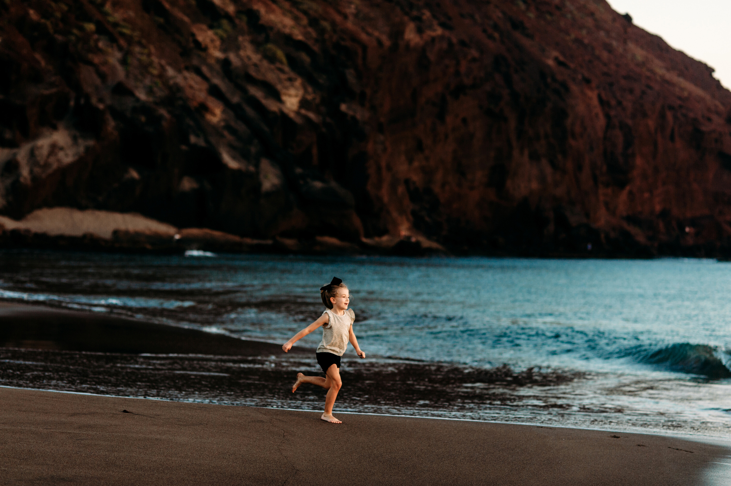Wind, ocean and happiness. Playa de la Tejita. Fotografo de boda, familia Alicante Benidorm Valencia Costa Blanca