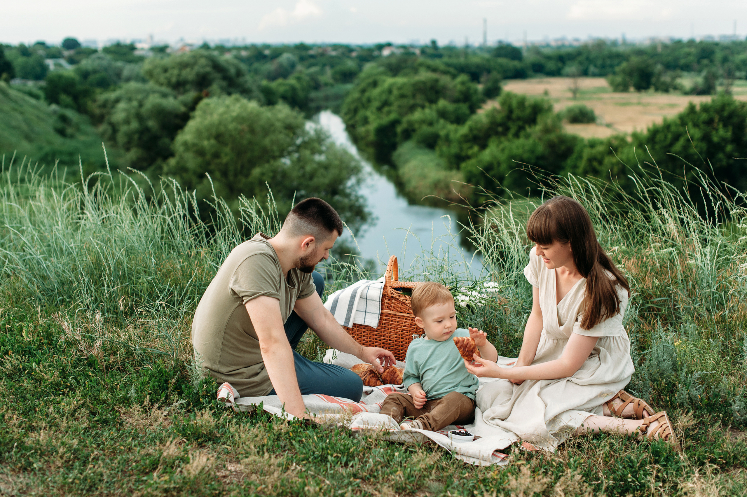 V+T+T. Summer picnic. Wedding family photographer Alicante Benidorm Valencia Costa Blanca