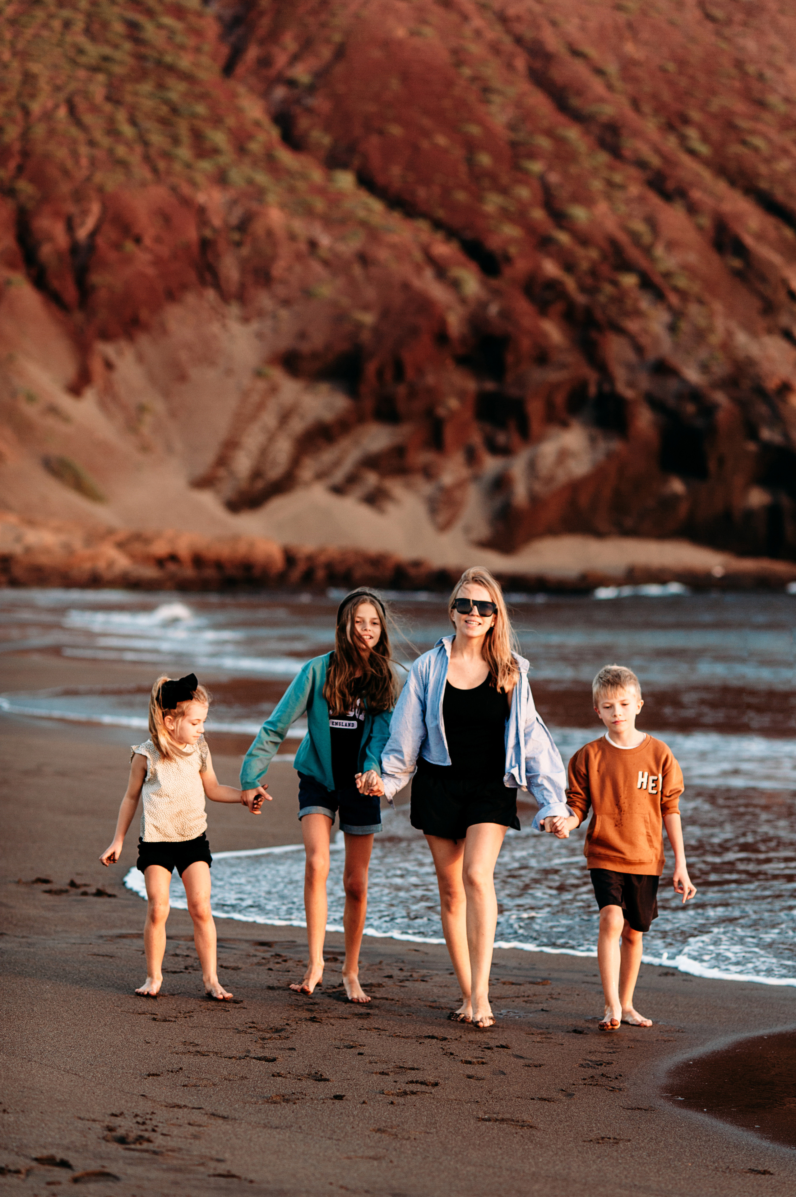 Wind, ocean and happiness. Playa de la Tejita. Fotografo de boda, familia Alicante Benidorm Valencia Costa Blanca