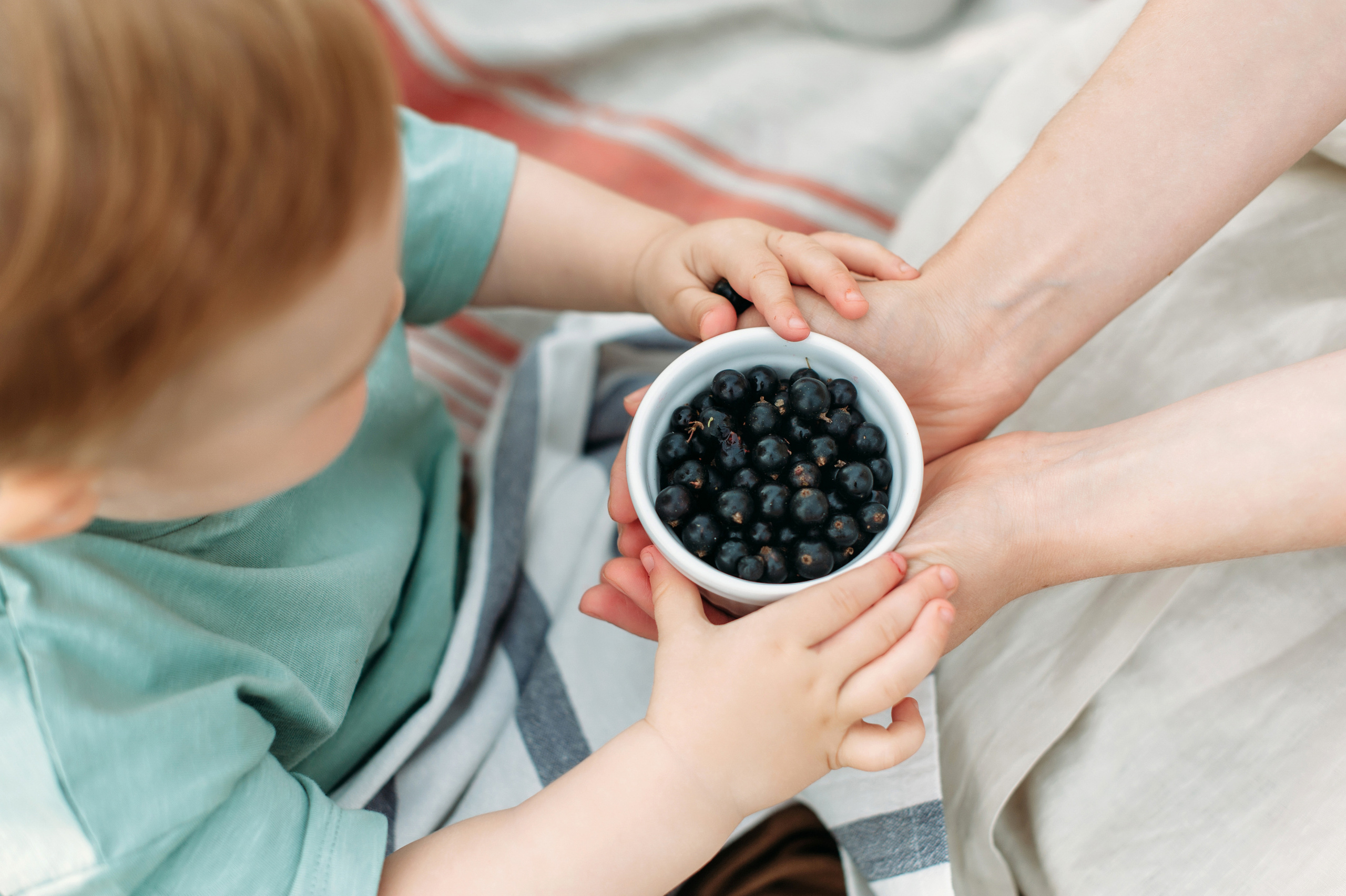 V+T+T. Summer picnic. Wedding family photographer Alicante Benidorm Valencia Costa Blanca