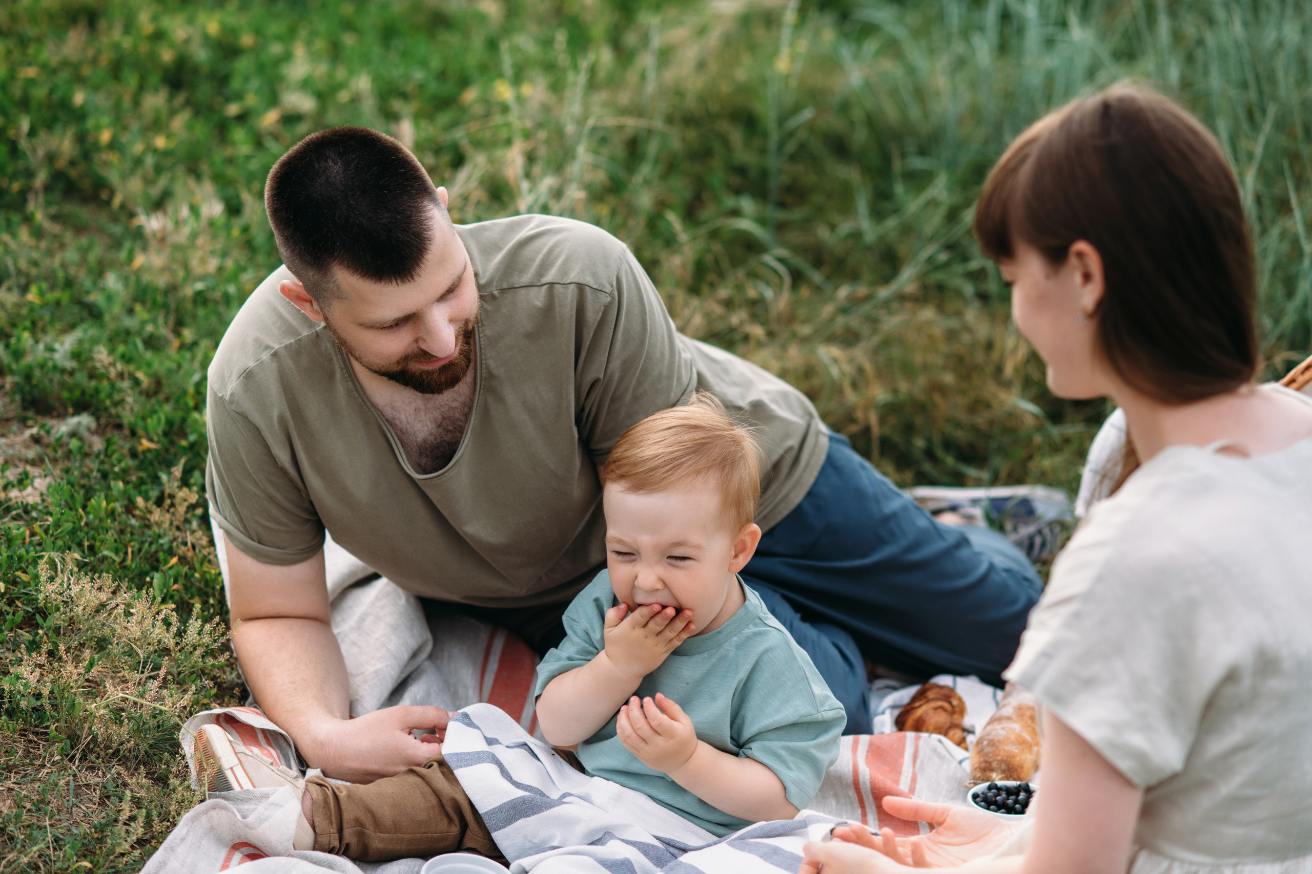V+T+T. Summer picnic. Wedding family photographer Alicante Benidorm Valencia Costa Blanca