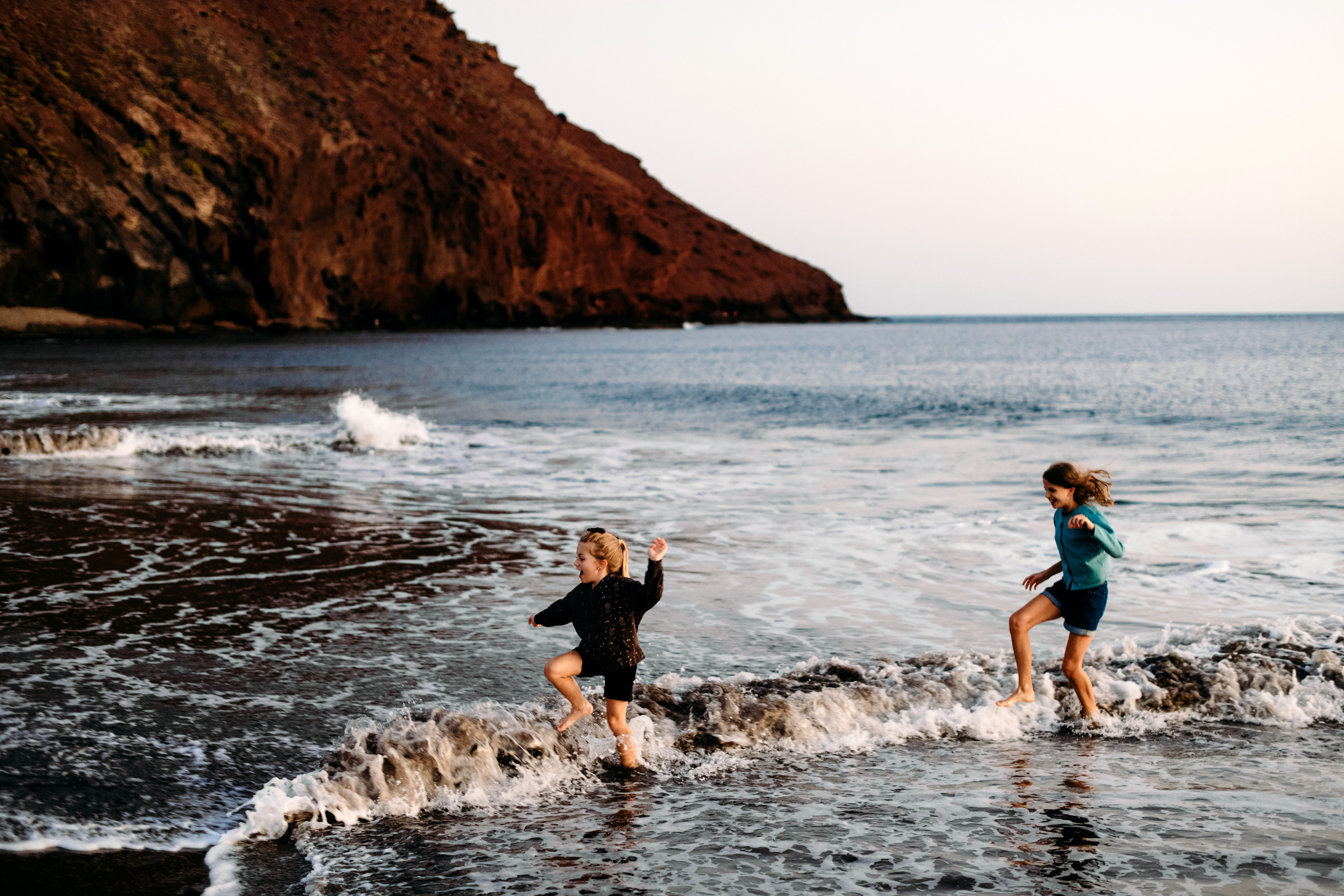 Wind, ocean and happiness. Playa de la Tejita. Fotografo de boda, familia Alicante Benidorm Valencia Costa Blanca