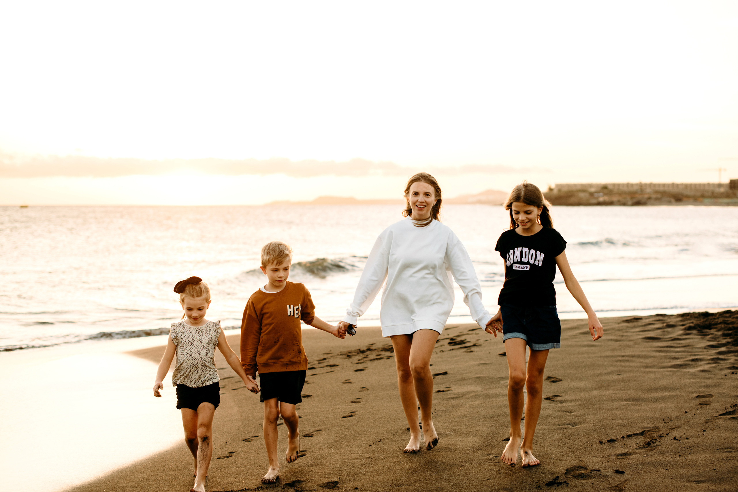 Wind, ocean and happiness. Playa de la Tejita. Fotografo de boda, familia Alicante Benidorm Valencia Costa Blanca