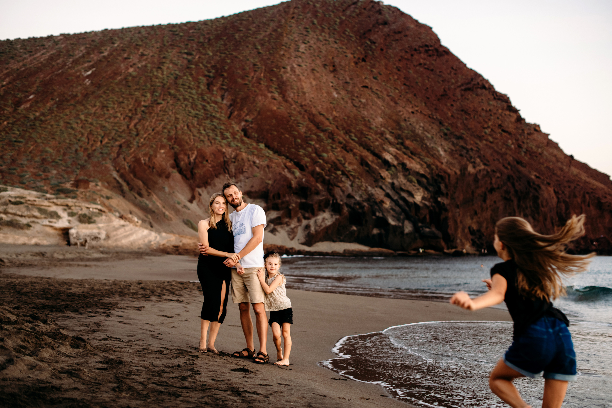 Wind, ocean and happiness. Playa de la Tejita. Fotografo de boda, familia Alicante Benidorm Valencia Costa Blanca