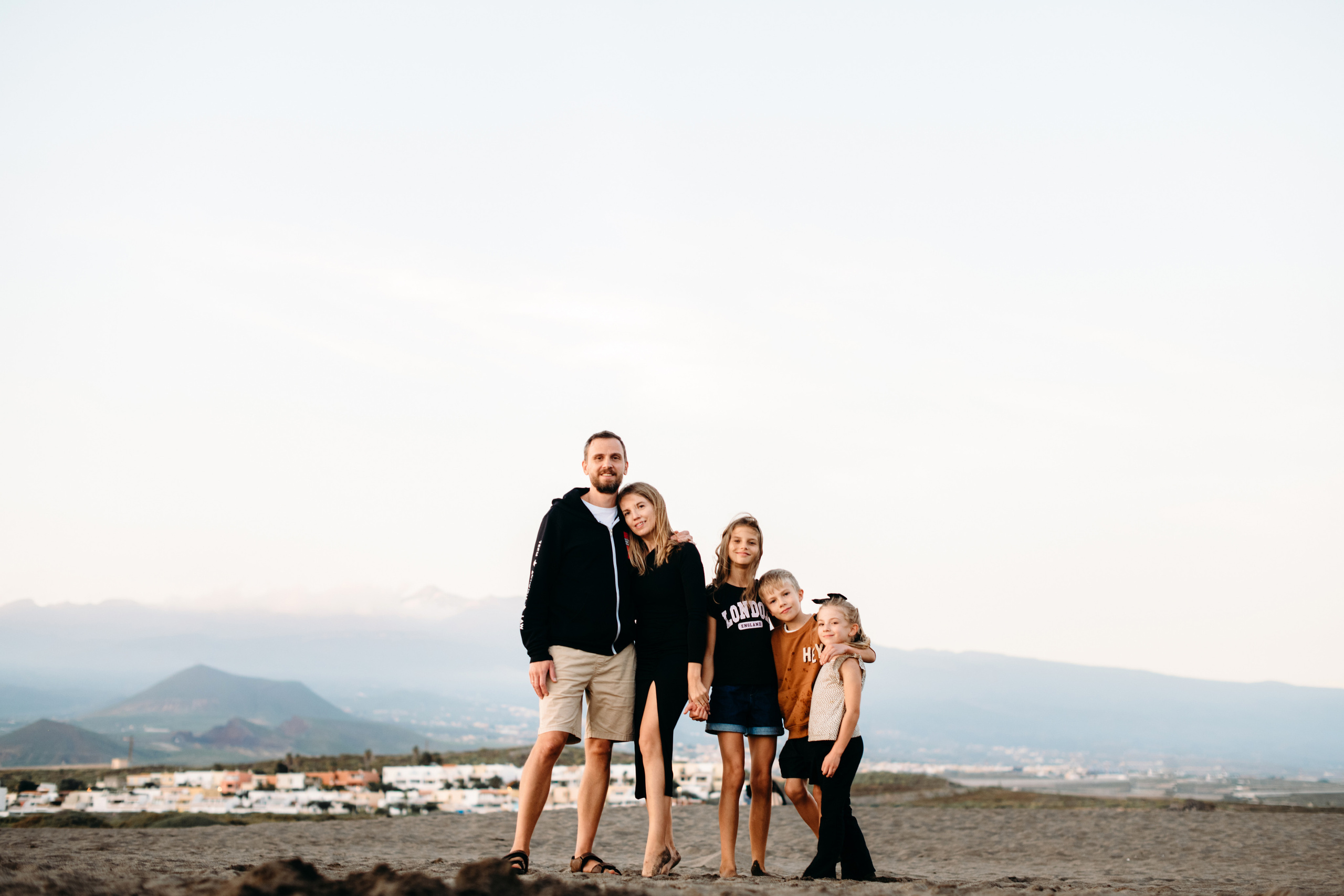 Wind, ocean and happiness. Playa de la Tejita. Fotografo de boda, familia Alicante Benidorm Valencia Costa Blanca