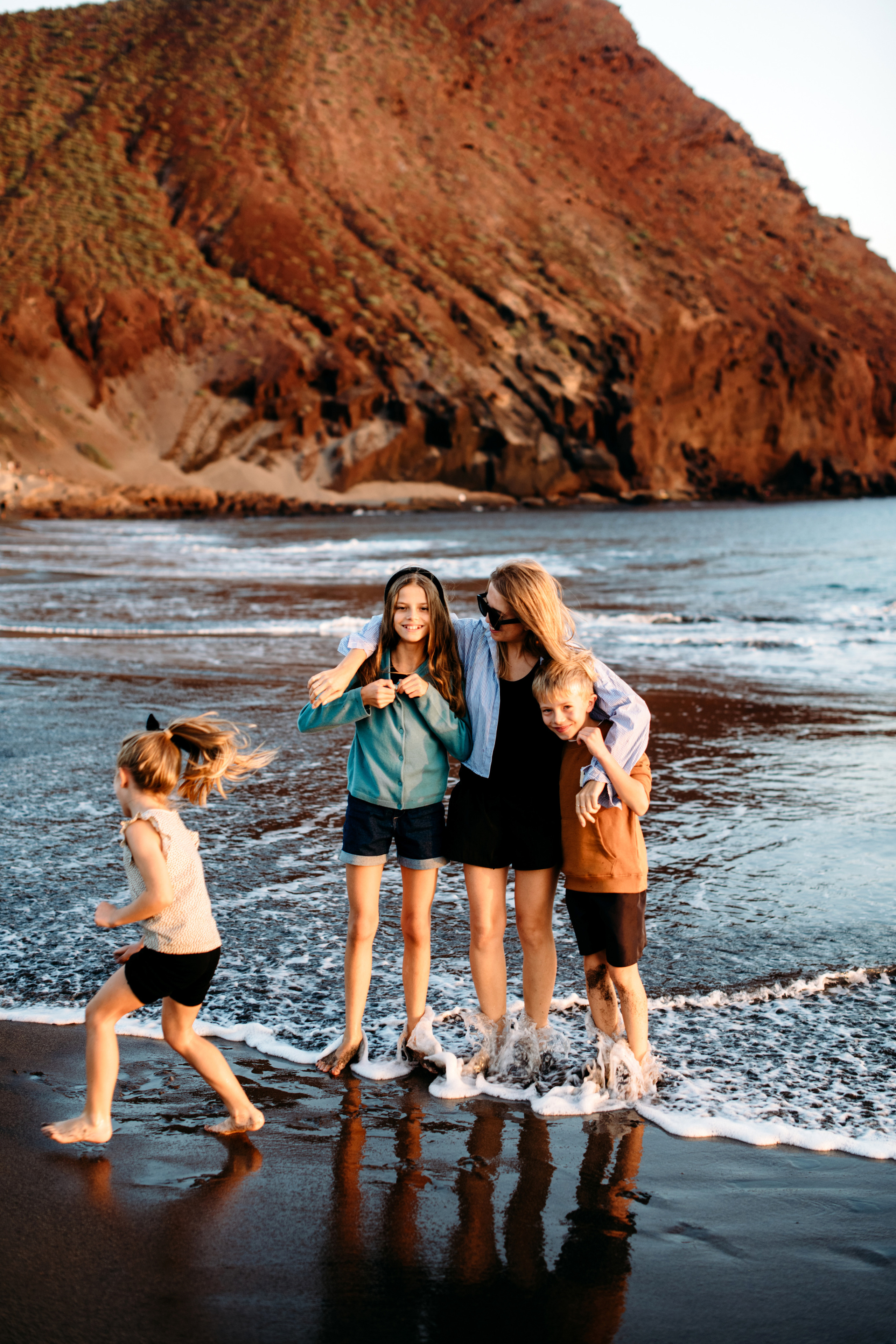 Wind, ocean and happiness. Playa de la Tejita. Fotografo de boda, familia Alicante Benidorm Valencia Costa Blanca
