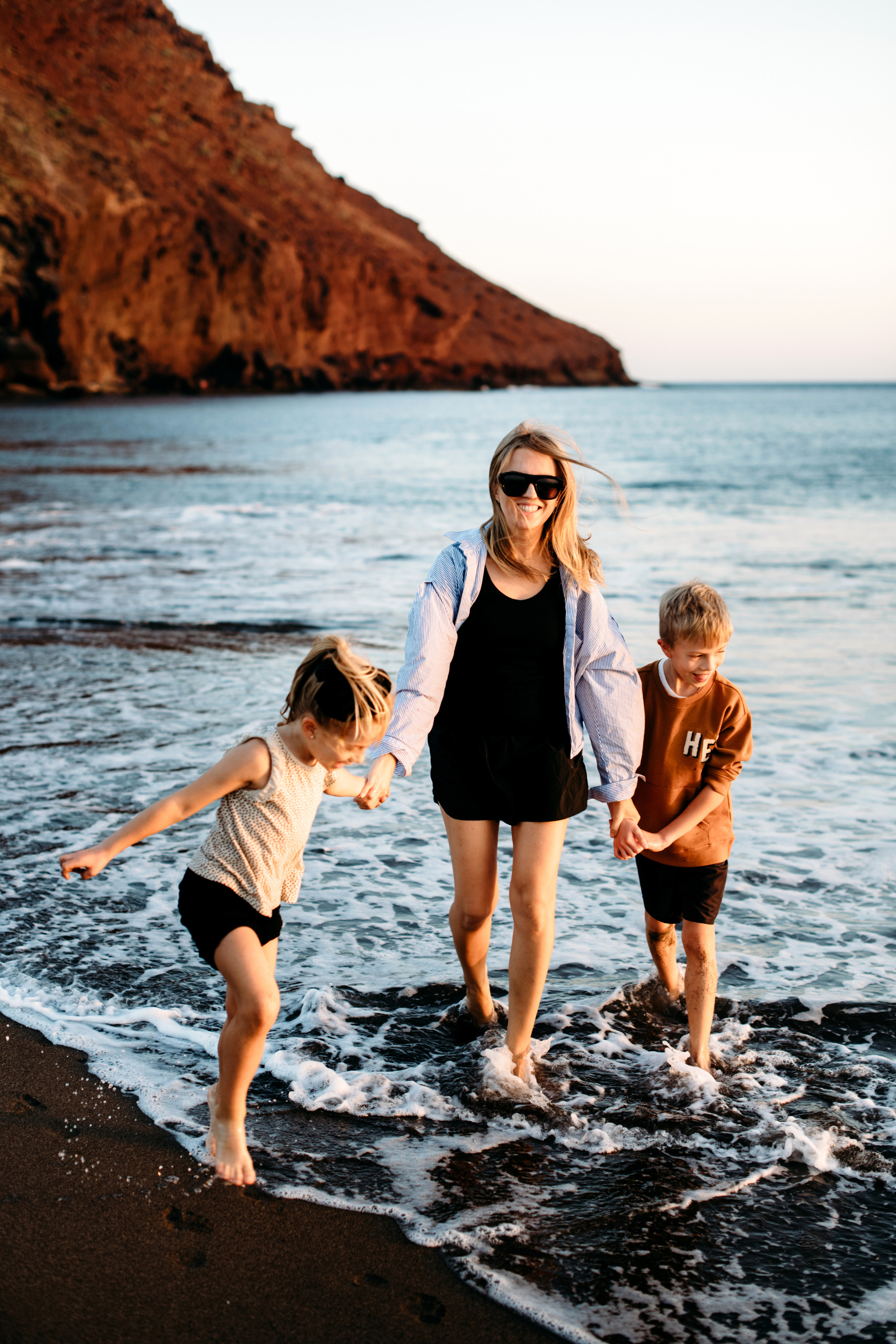 Wind, ocean and happiness. Playa de la Tejita. Fotografo de boda, familia Alicante Benidorm Valencia Costa Blanca