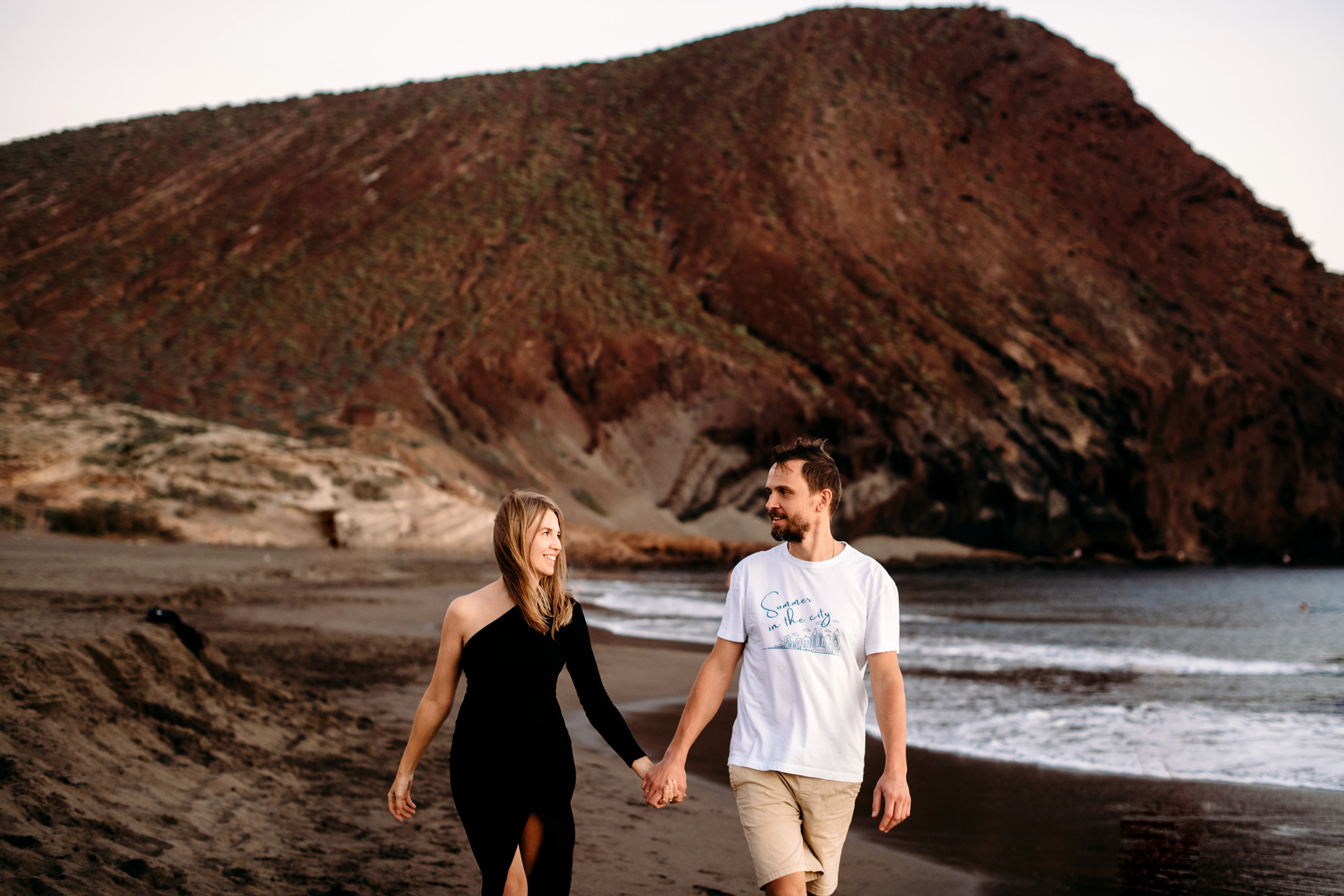 Wind, ocean and happiness. Playa de la Tejita. Fotografo de boda, familia Alicante Benidorm Valencia Costa Blanca