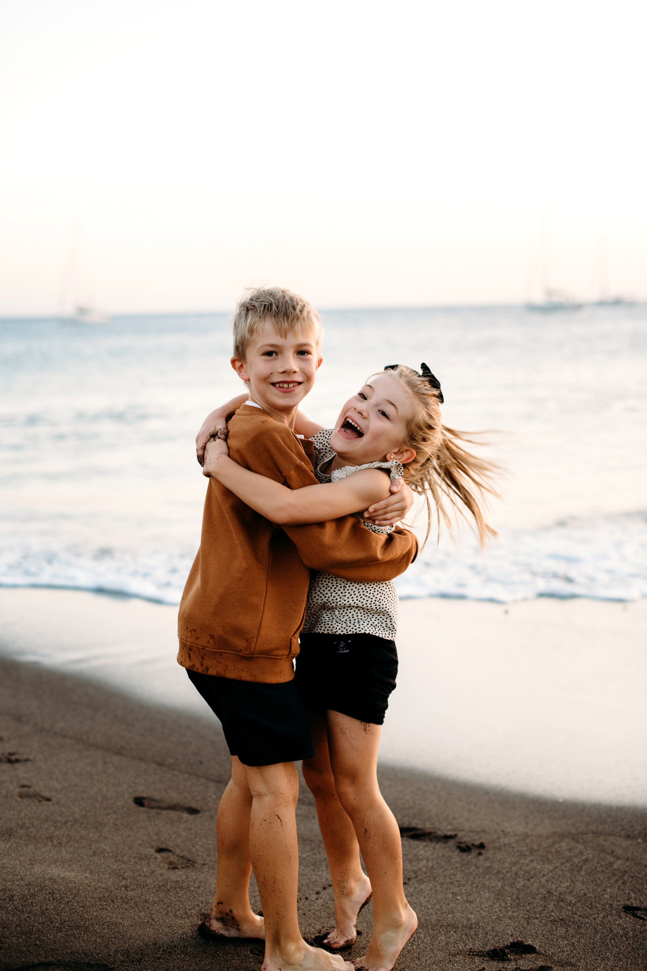 Wind, ocean and happiness. Playa de la Tejita. Fotografo de boda, familia Alicante Benidorm Valencia Costa Blanca