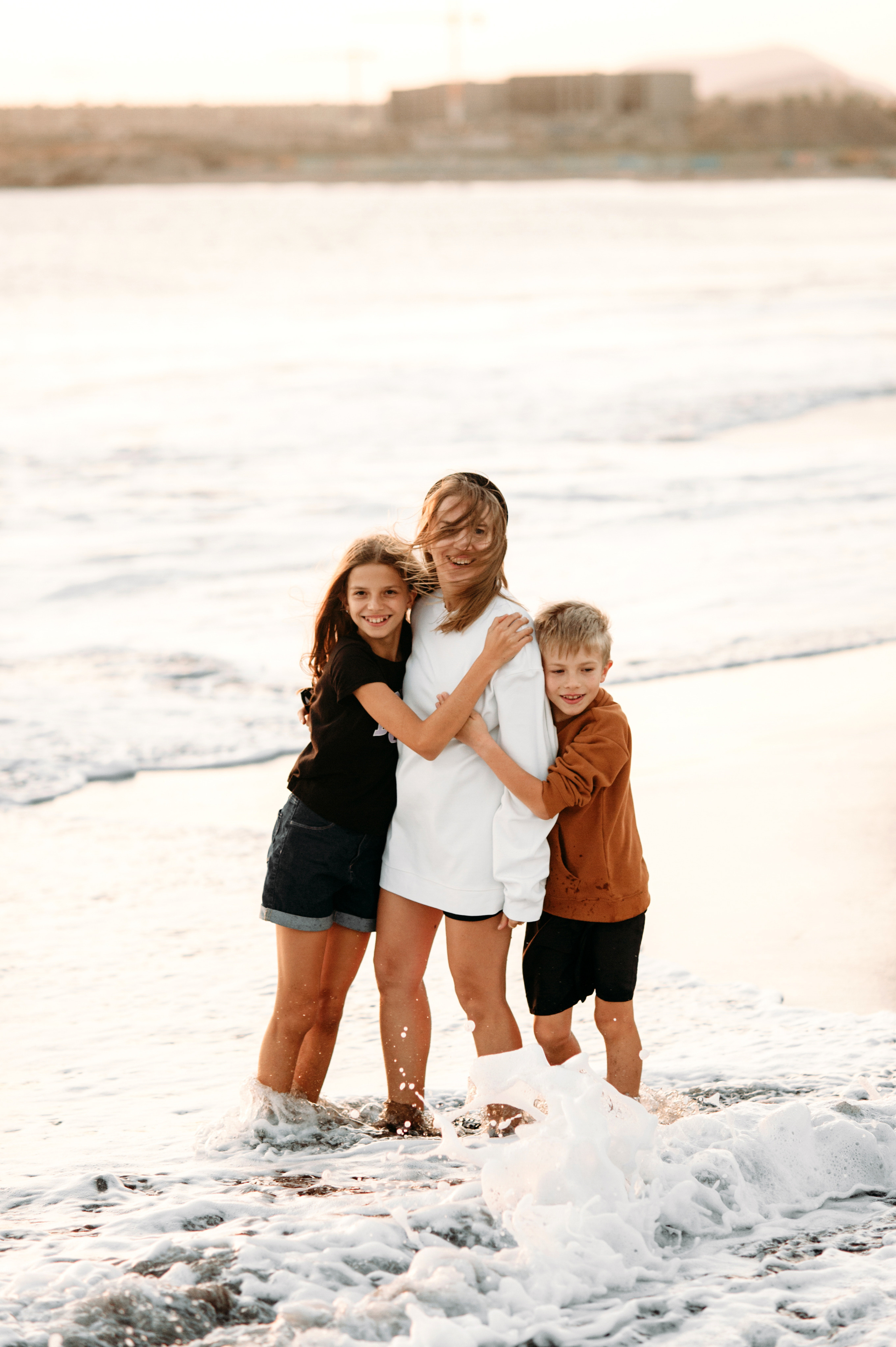 Wind, ocean and happiness. Playa de la Tejita. Fotografo de boda, familia Alicante Benidorm Valencia Costa Blanca