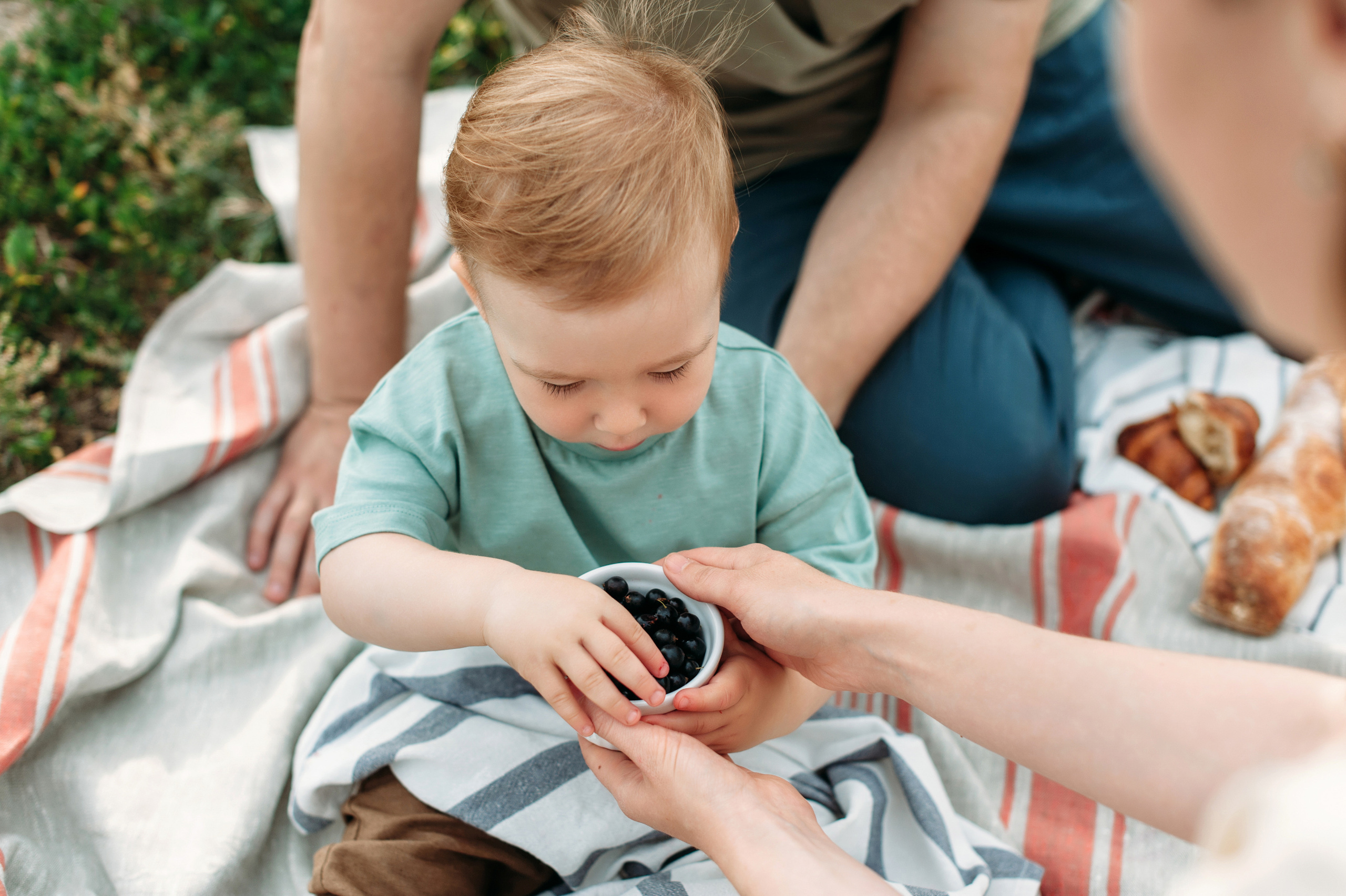 V+T+T. Summer picnic. Wedding family photographer Alicante Benidorm Valencia Costa Blanca