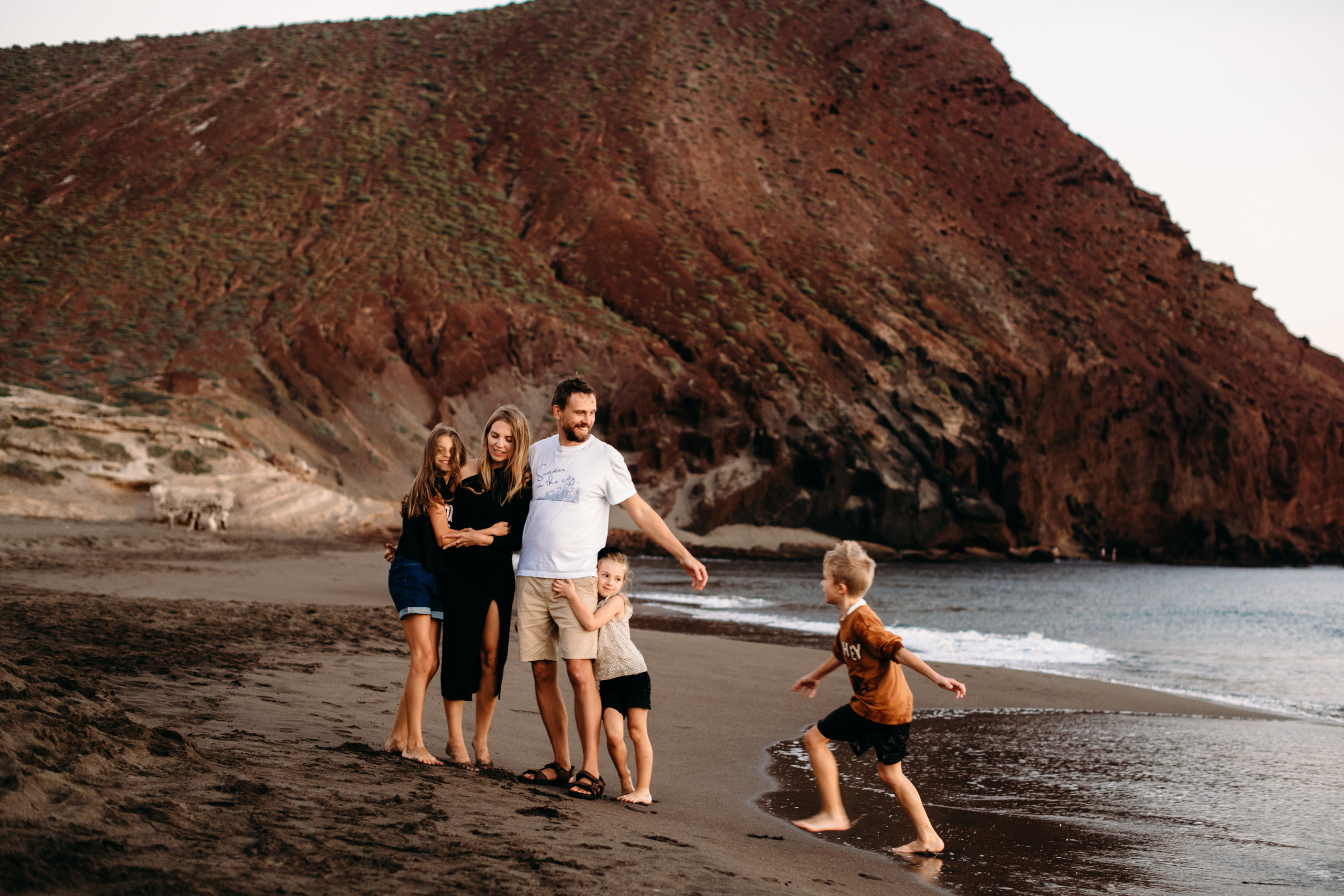 Wind, ocean and happiness. Playa de la Tejita. Fotografo de boda, familia Alicante Benidorm Valencia Costa Blanca