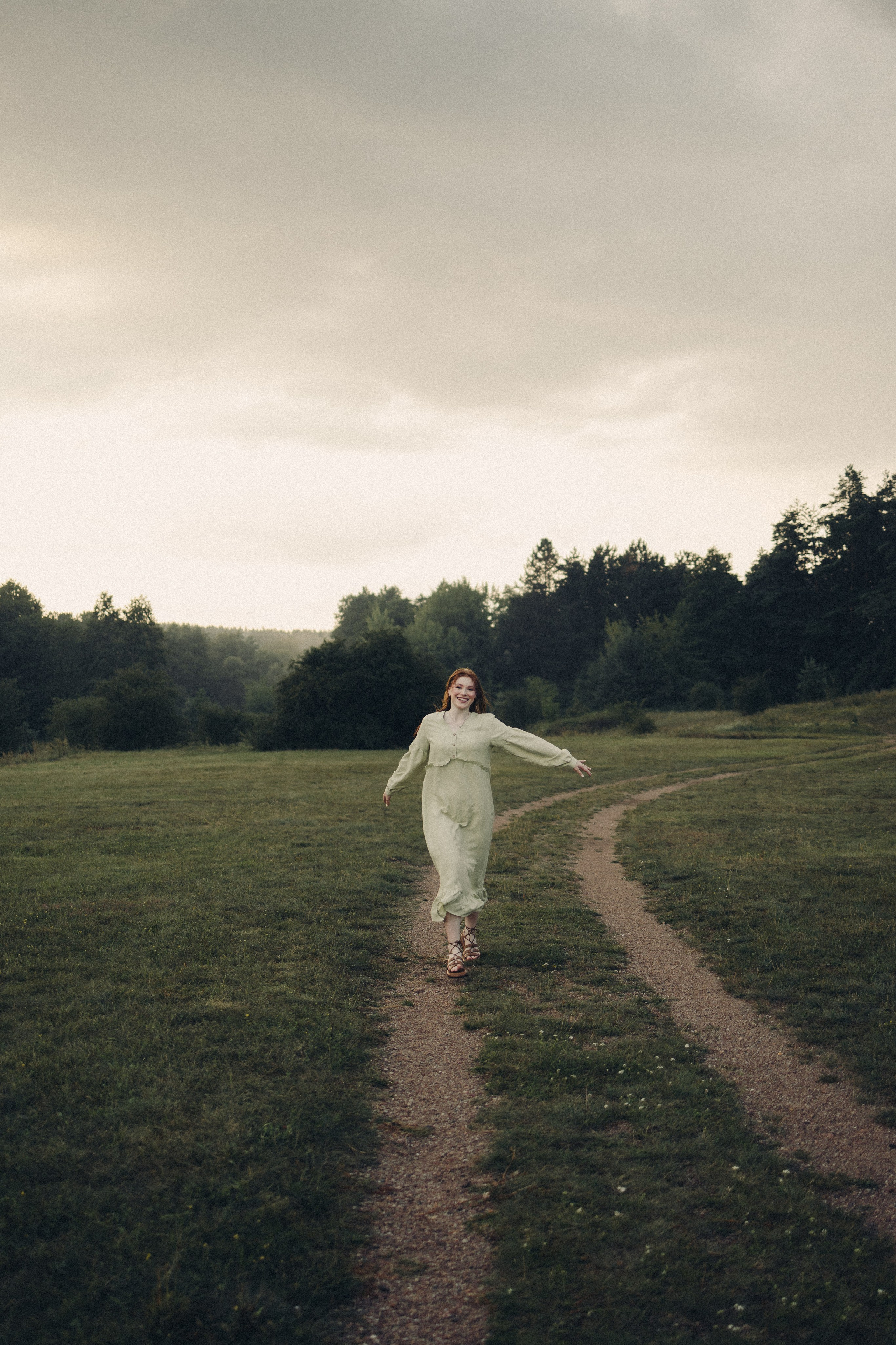 Portret kobiety w naturze. Fotograf Poznań