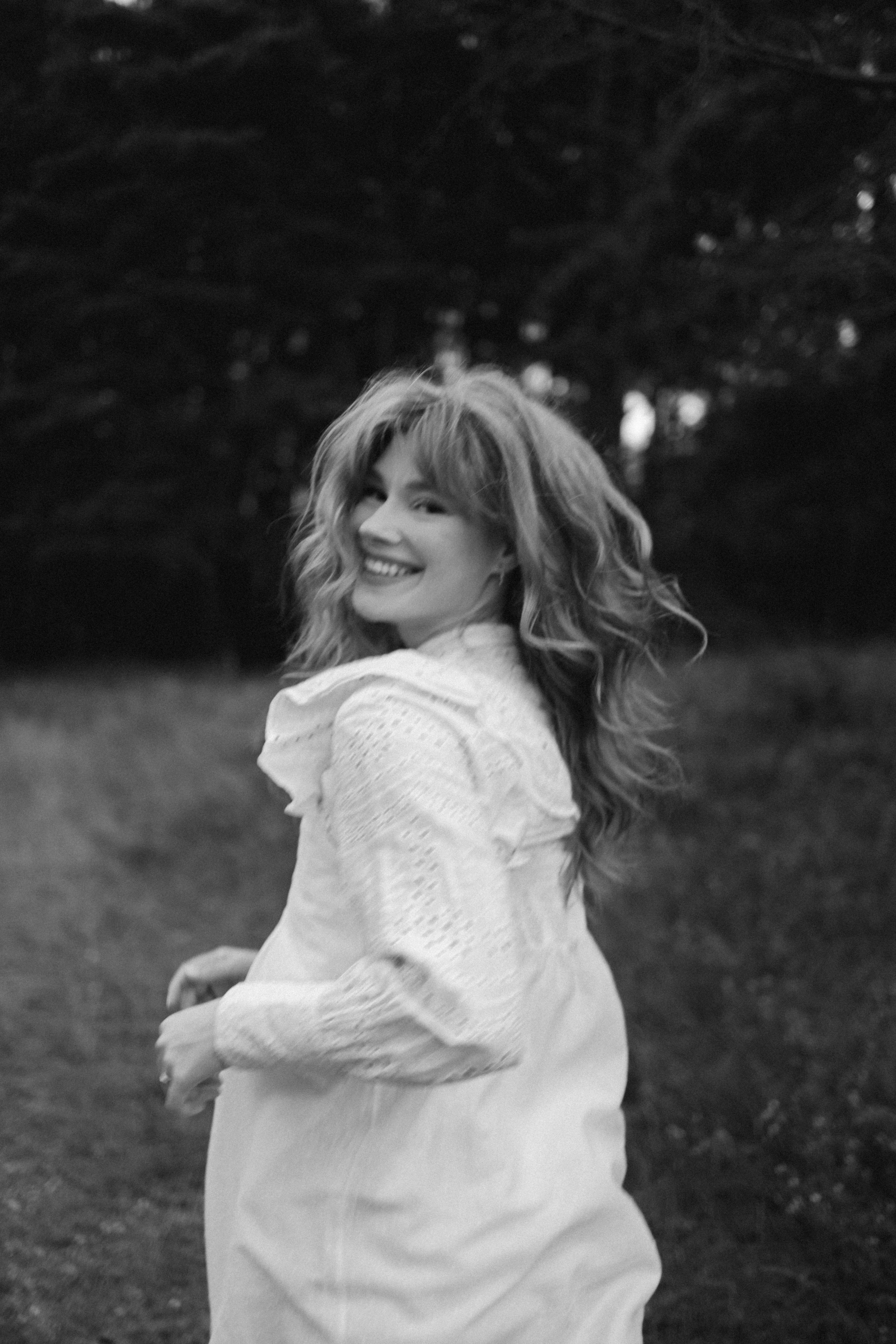 Portret kobiety w naturze. Fotograf Poznań