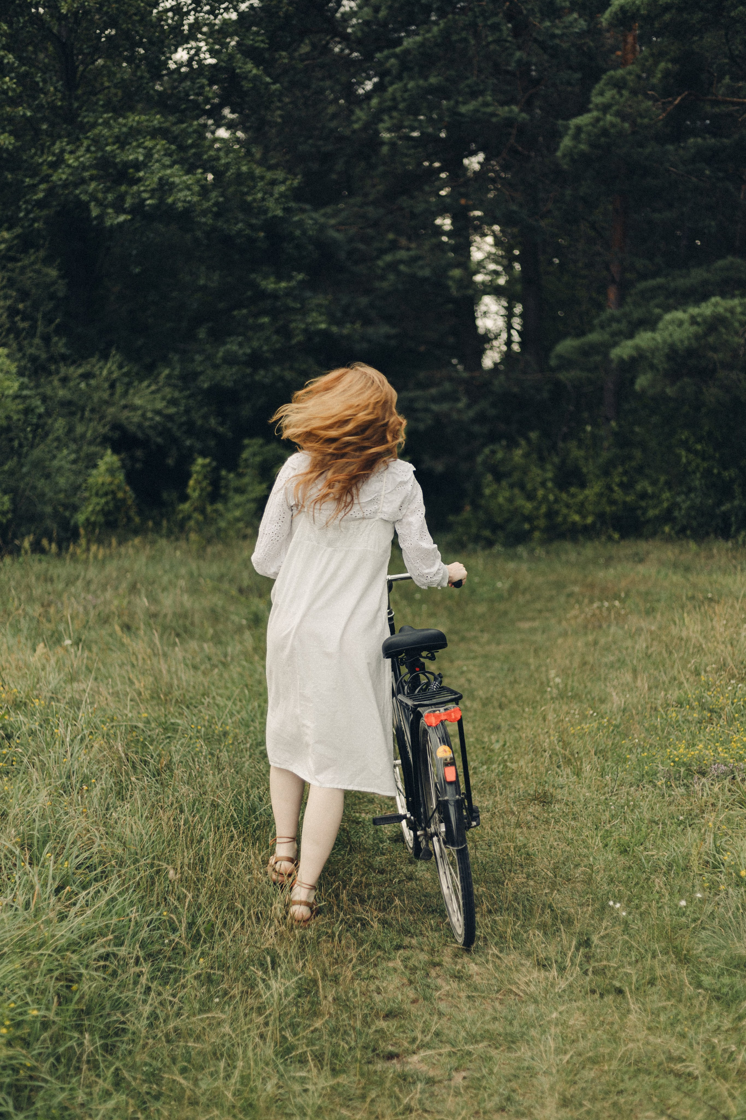 Portret kobiety w naturze. Fotograf Poznań