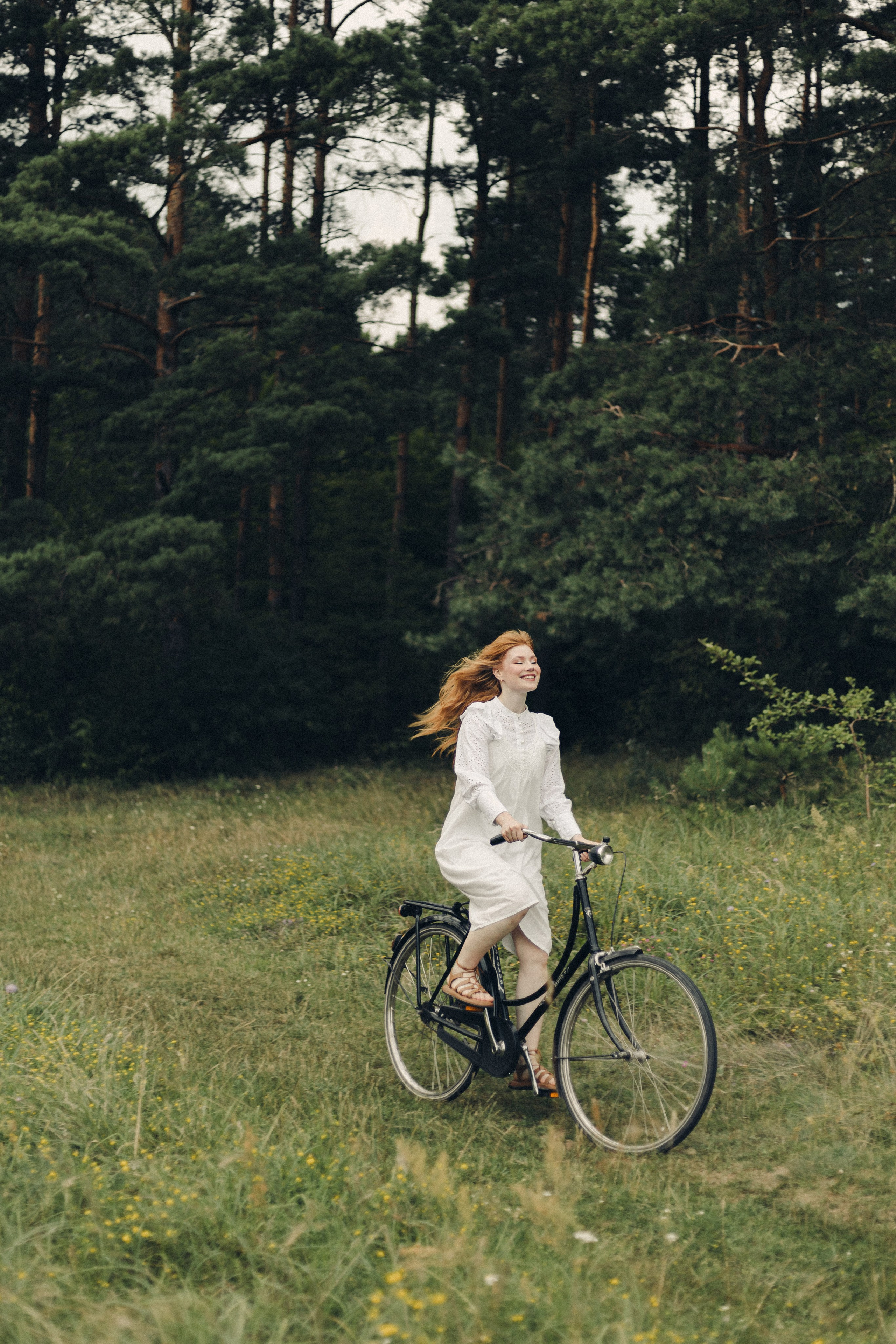 Portret kobiety w naturze. Fotograf Poznań