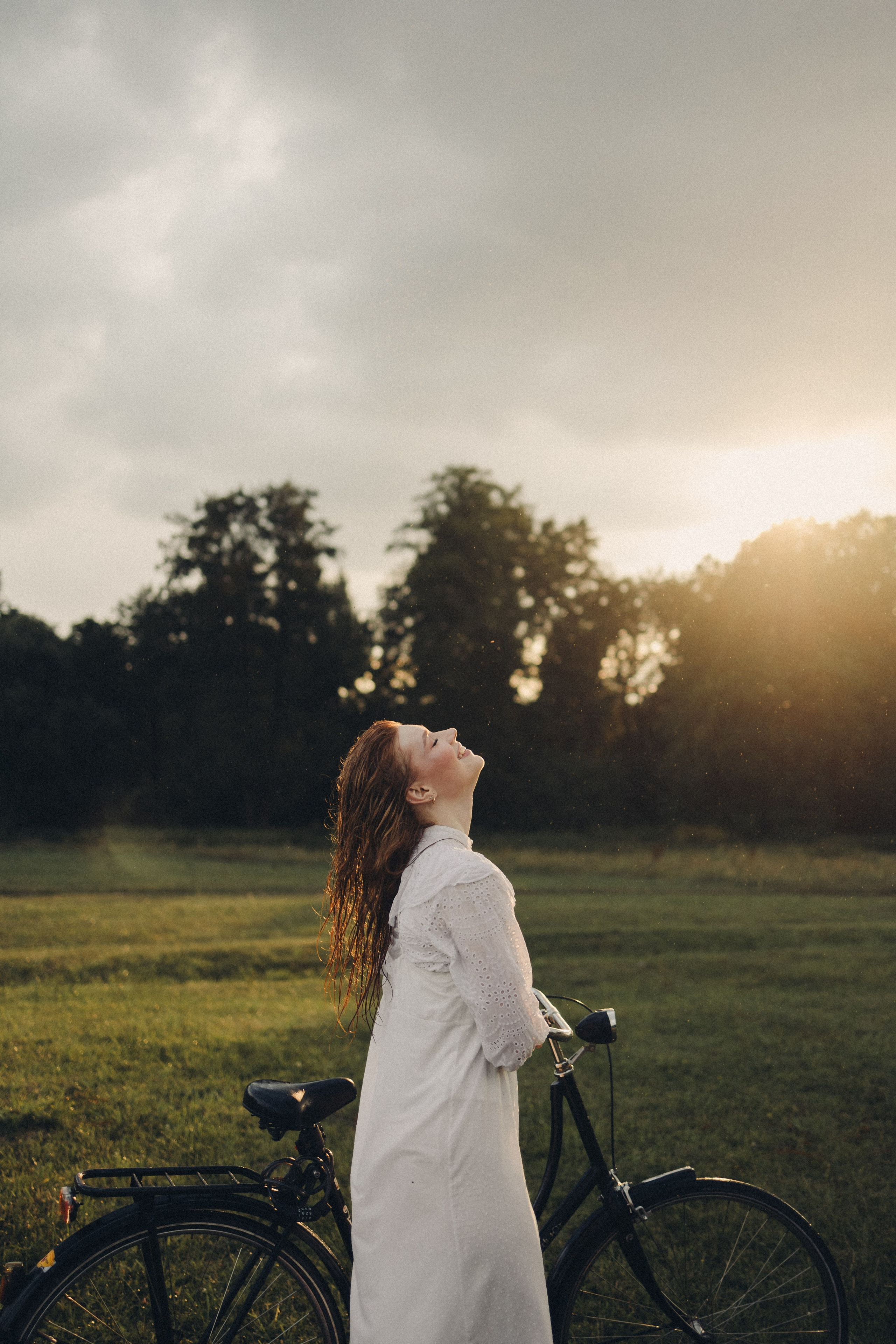 Portret kobiety w naturze. Fotograf Poznań