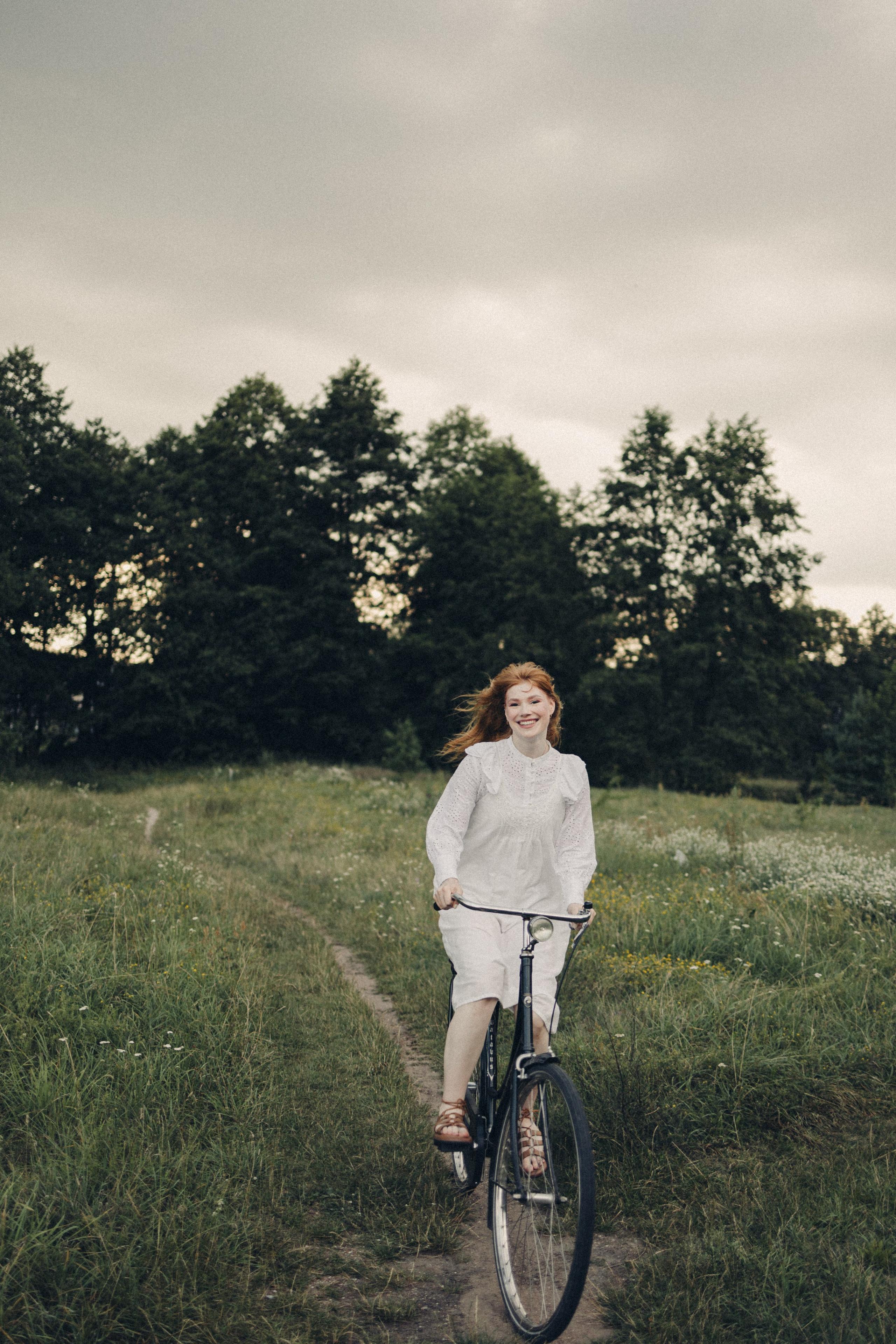Portret kobiety w naturze. Fotograf Poznań