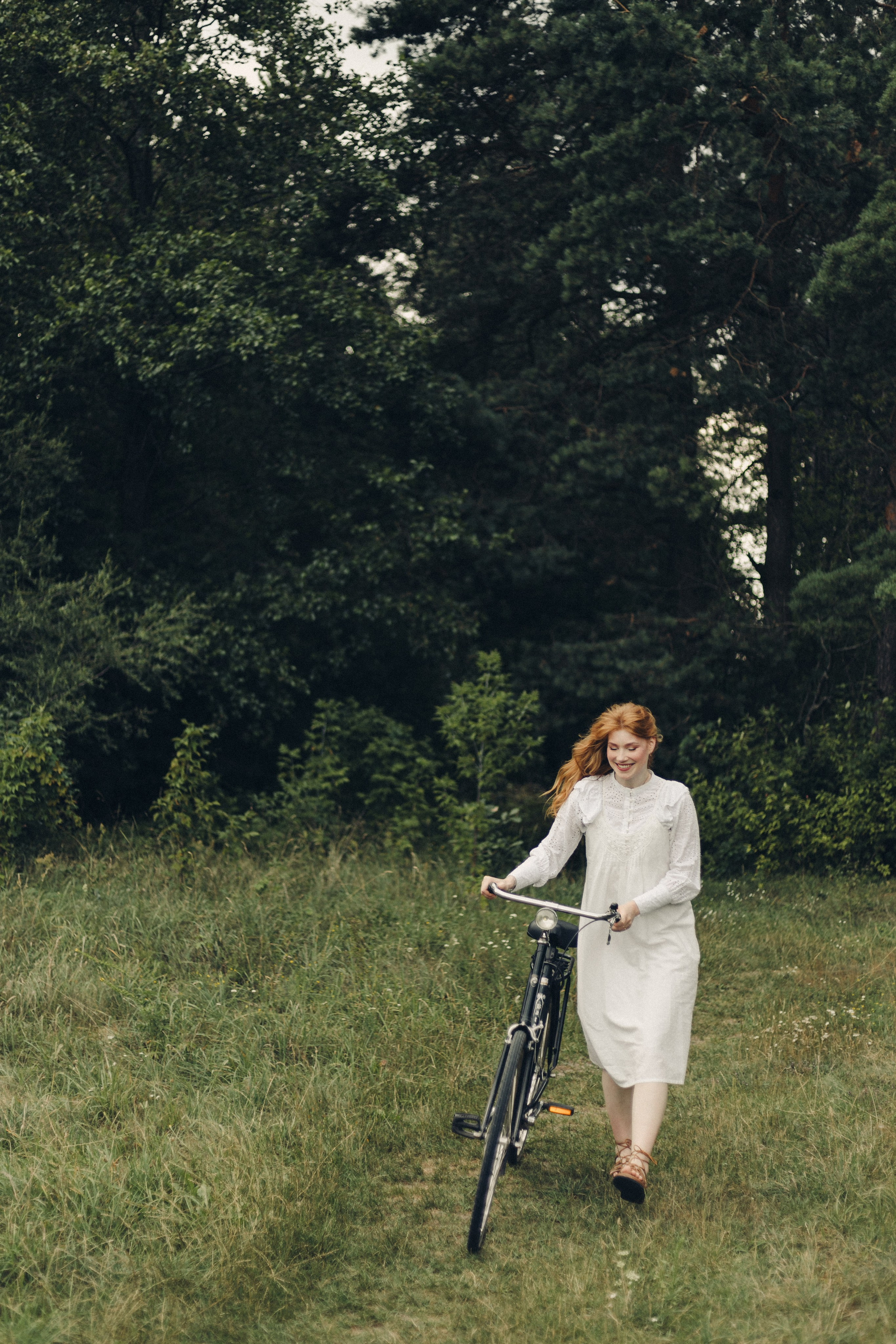 Portret kobiety w naturze. Fotograf Poznań