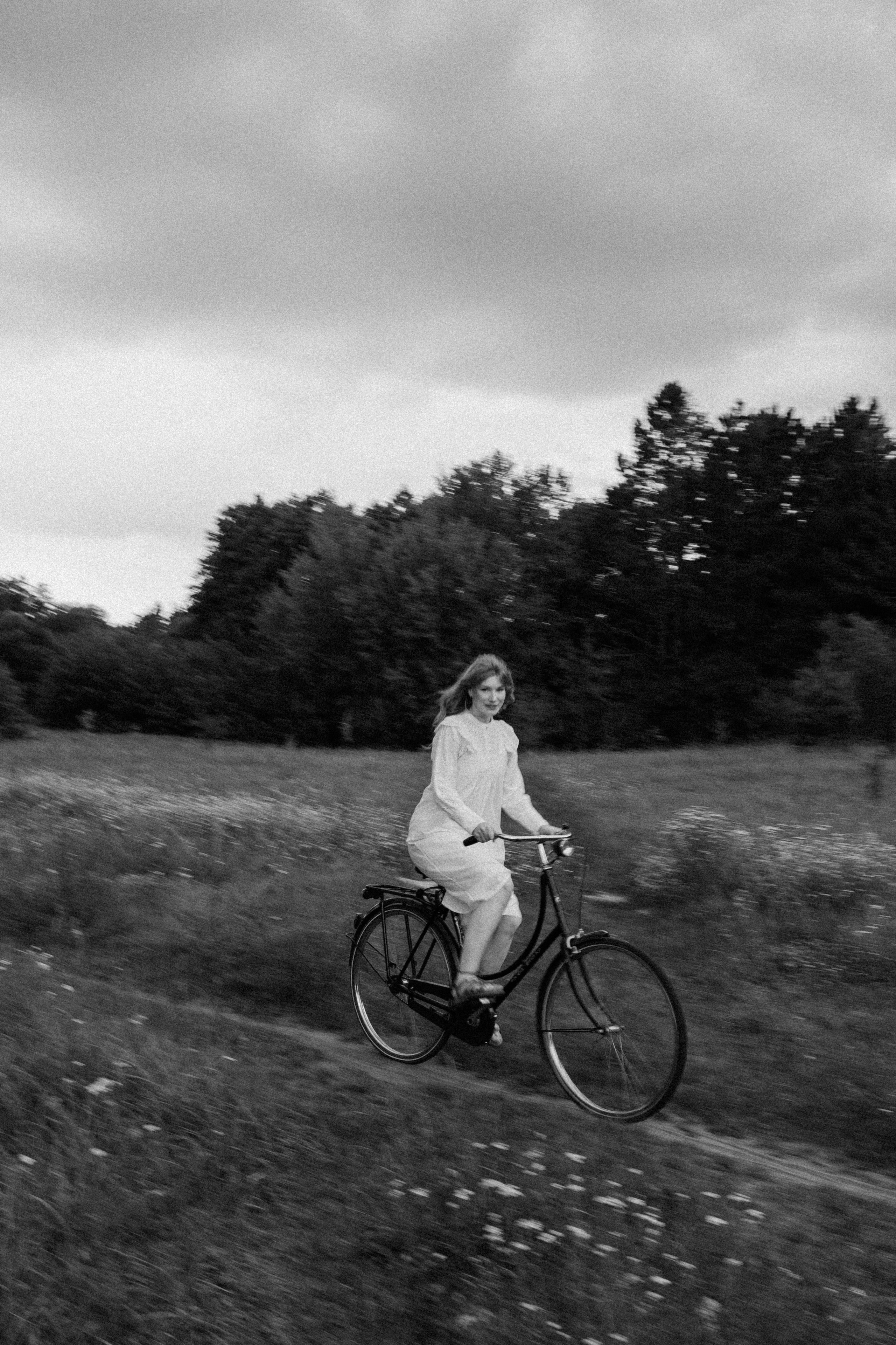 Portret kobiety w naturze. Fotograf Poznań