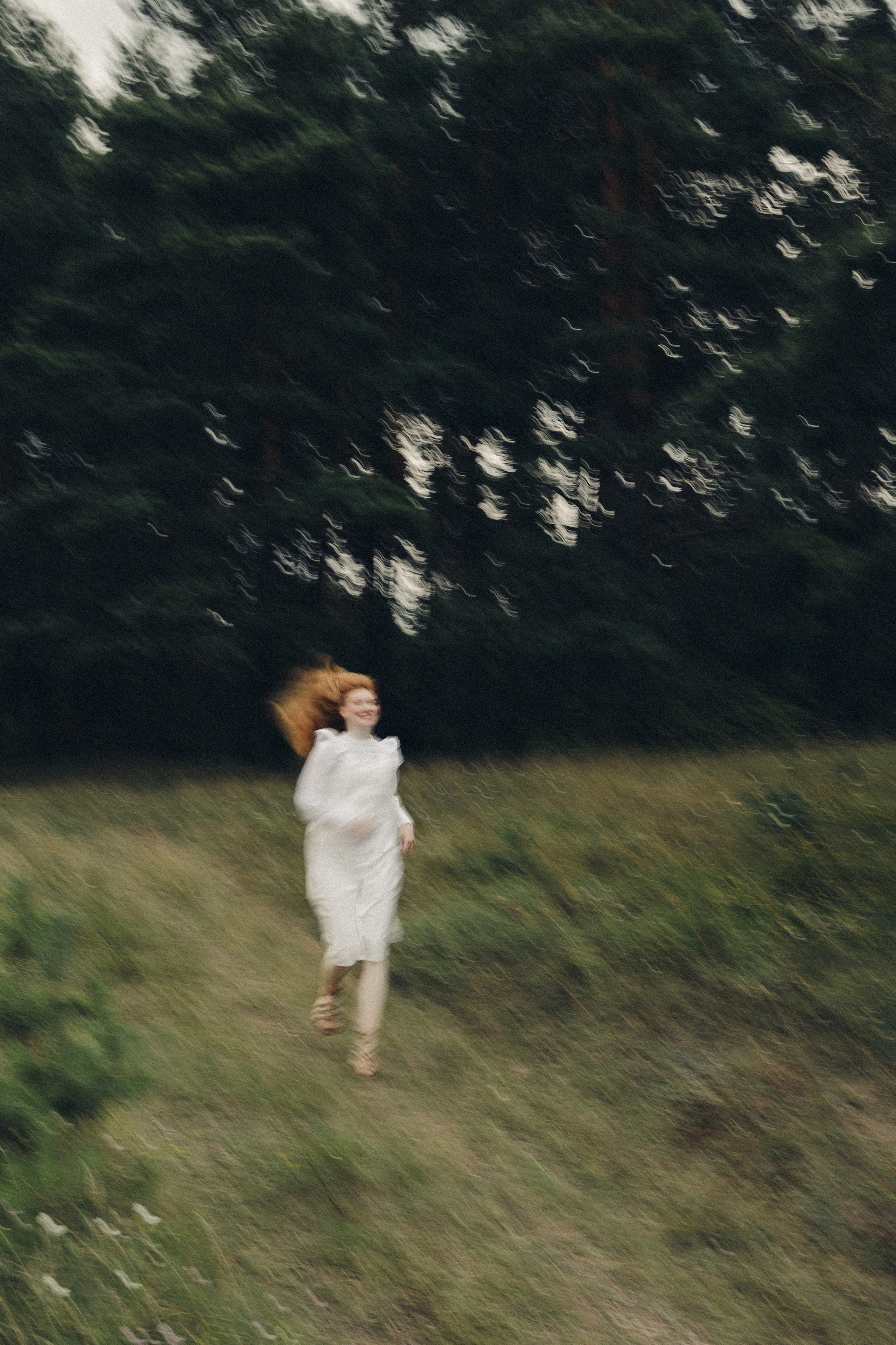 Portret kobiety w naturze. Fotograf Poznań