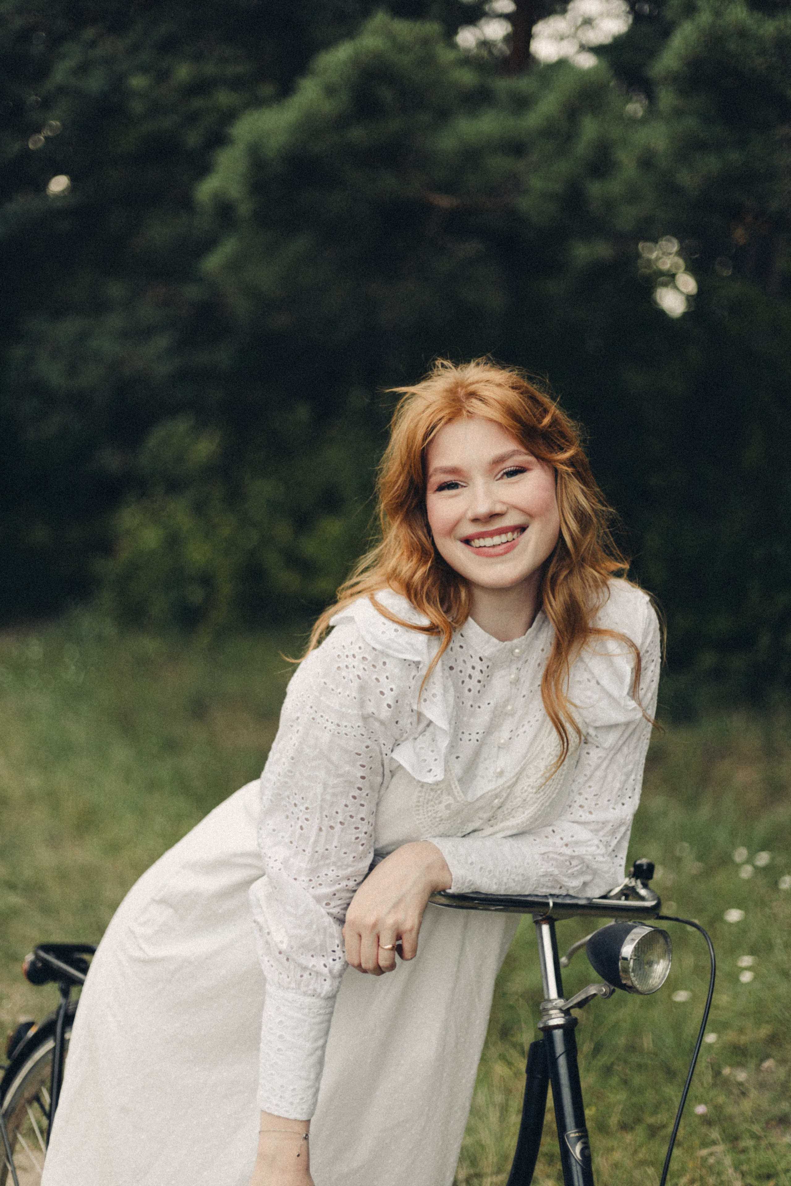 Portret kobiety w naturze. Fotograf Poznań