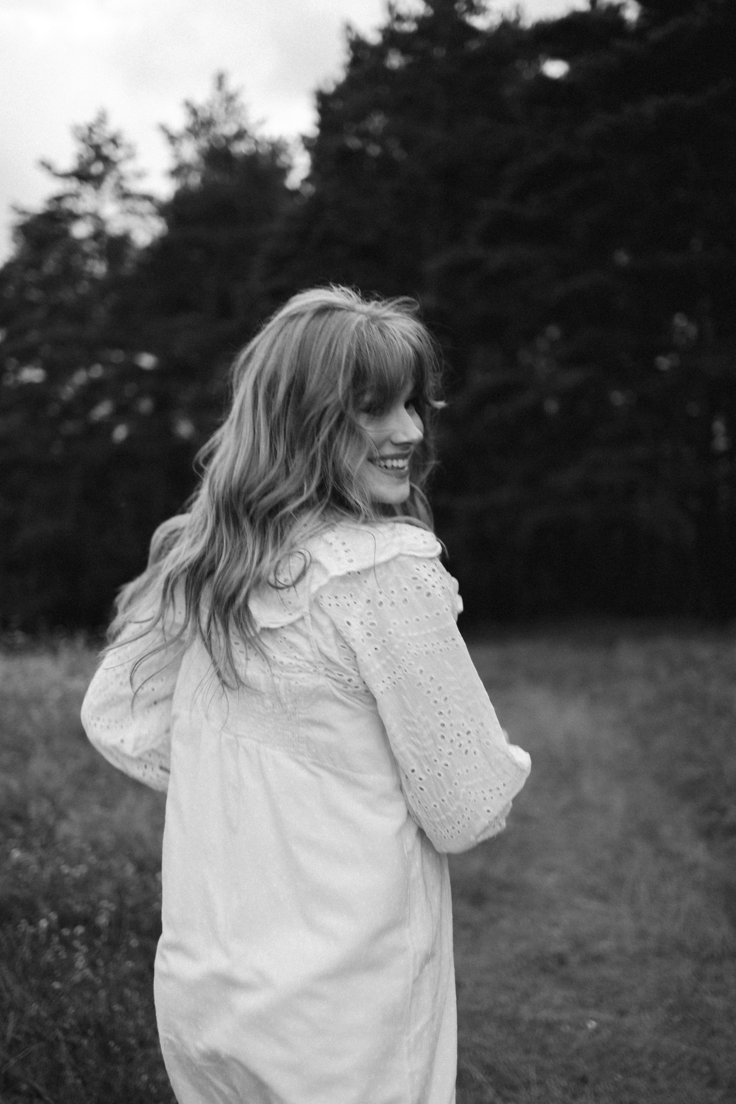 Portret kobiety w naturze. Fotograf Poznań