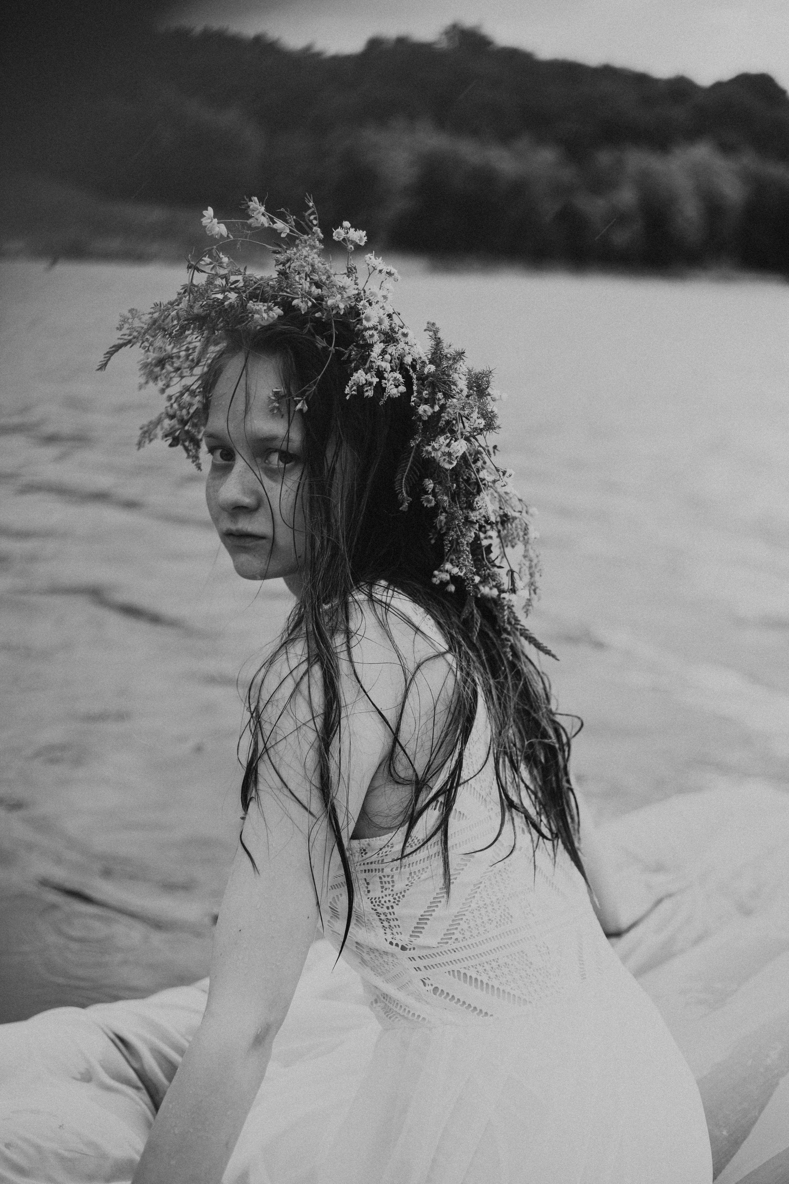 Мавка в вінку біля води