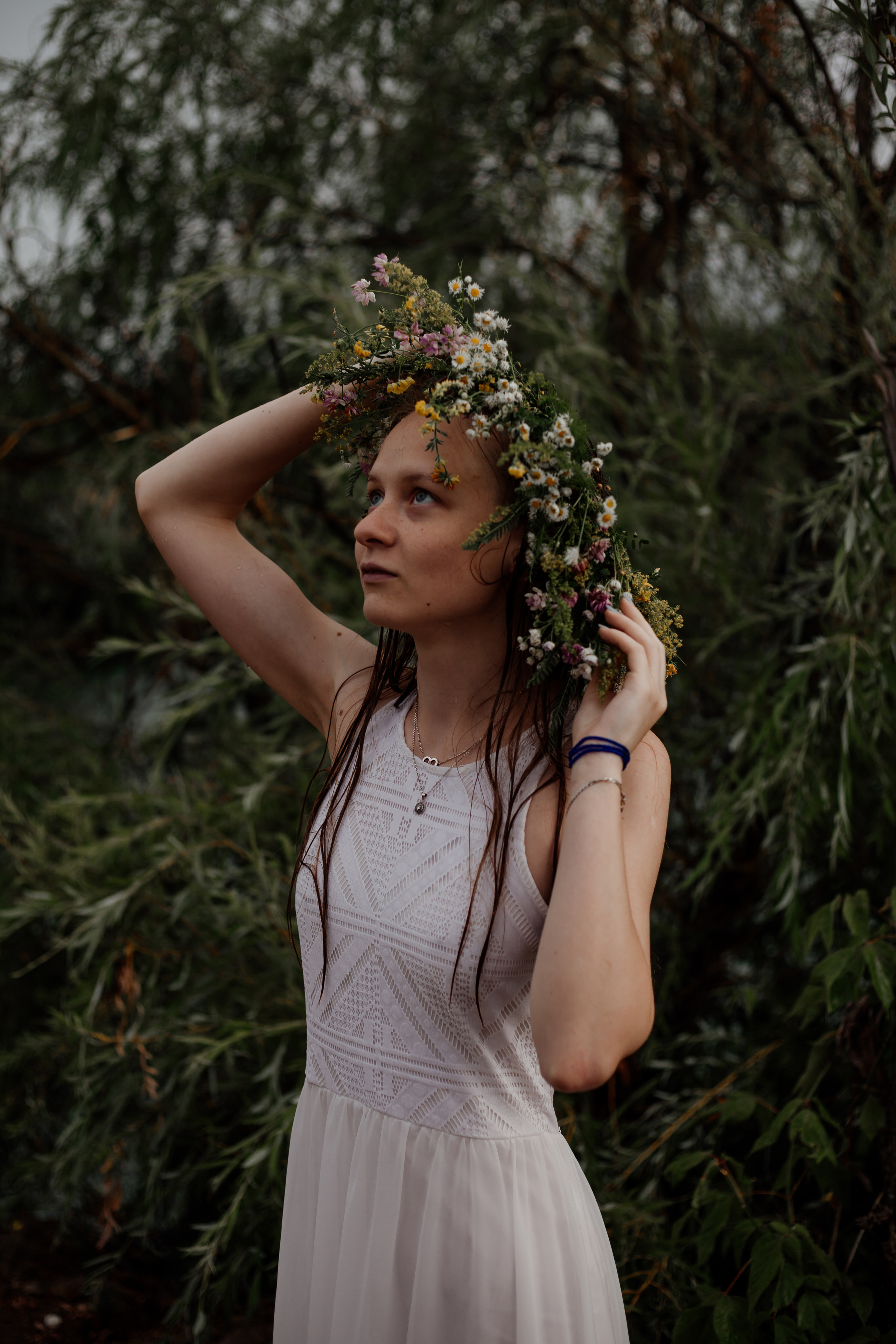 Мавка в вінку біля води