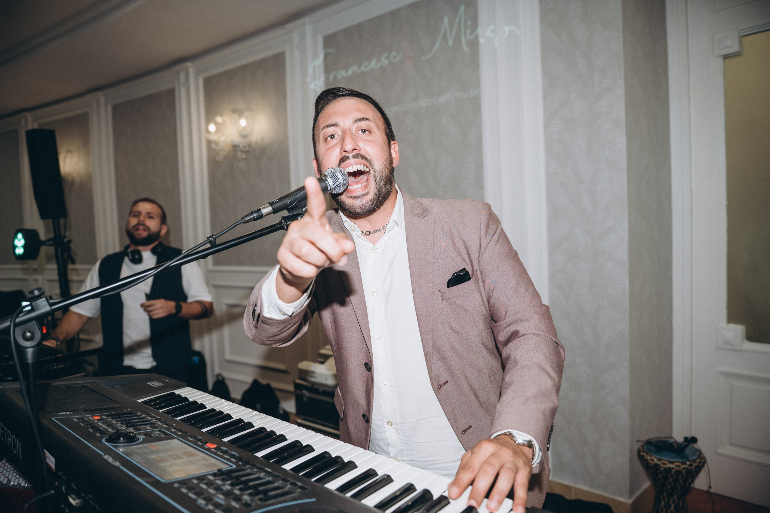NICOLE & OTO. Ciao, benvenuta! Sono Anastasia la vostra fotografa per il matrimonio