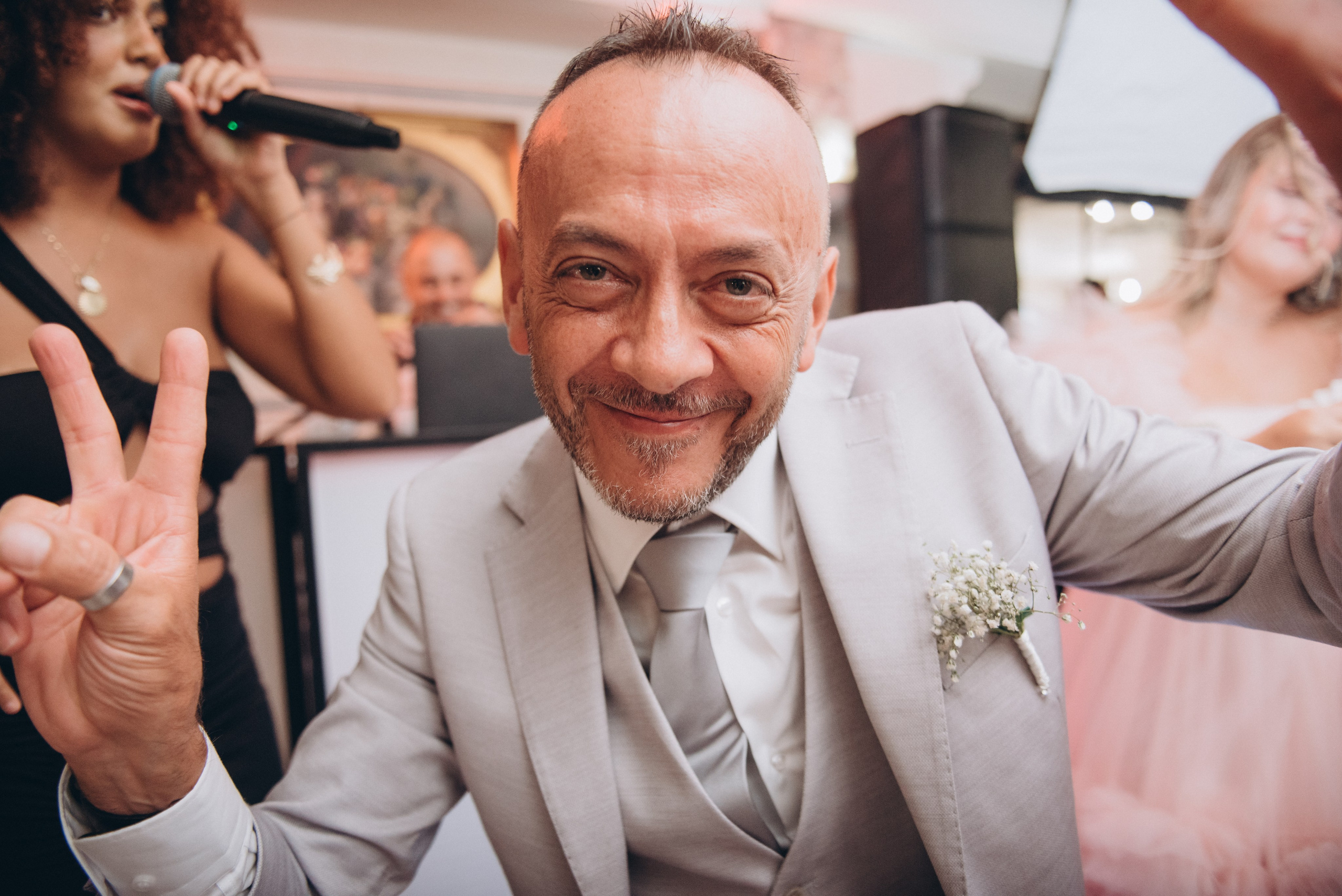 TONI & SABRINA. Ciao, benvenuta! Sono Anastasia la vostra fotografa per il matrimonio