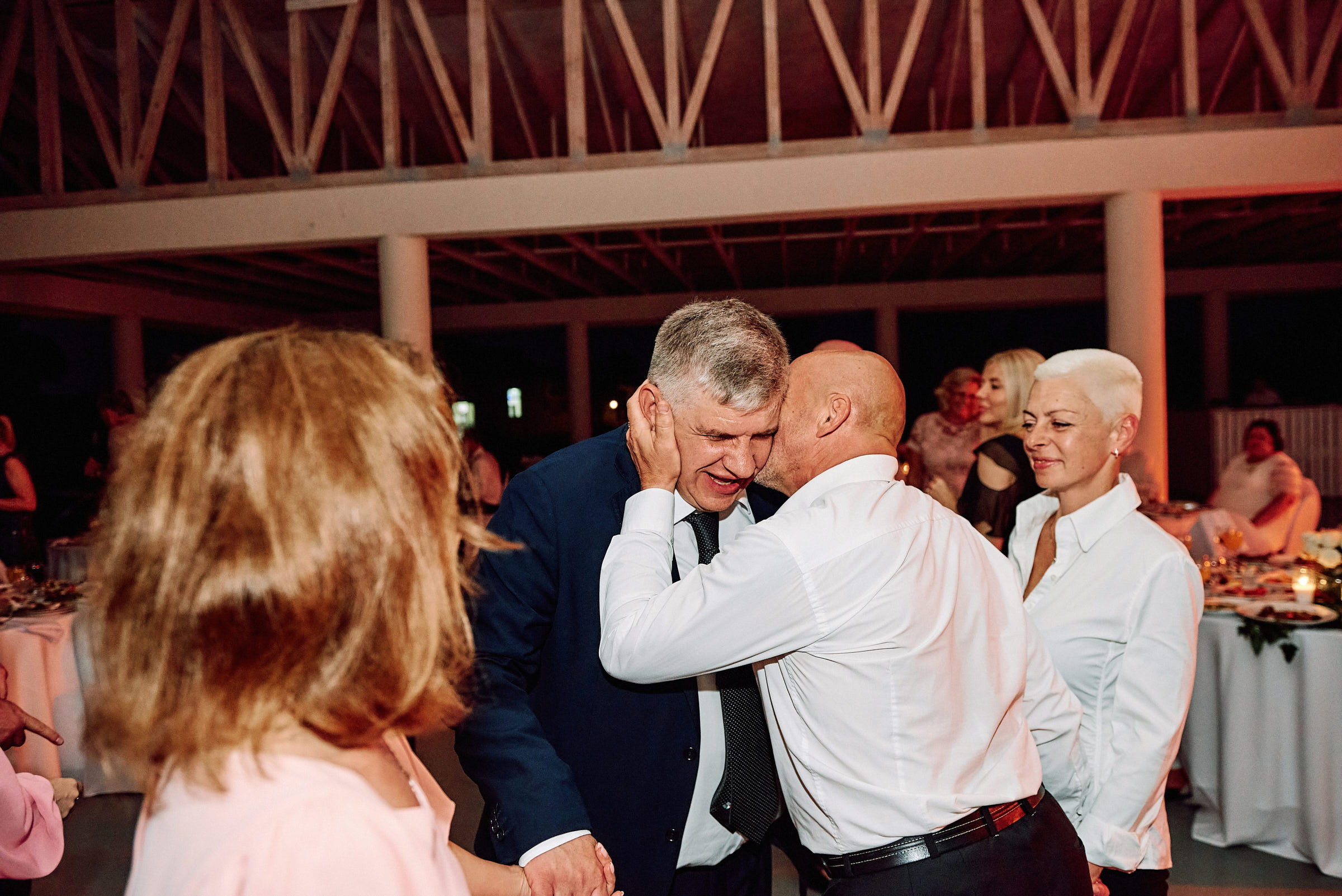 Свадебная съемка летом в Киеве на природе, фотограф Владимир Тачанский. Фотограф на весілля Київ, Хмельницький, Львів. Тачанський Володимир