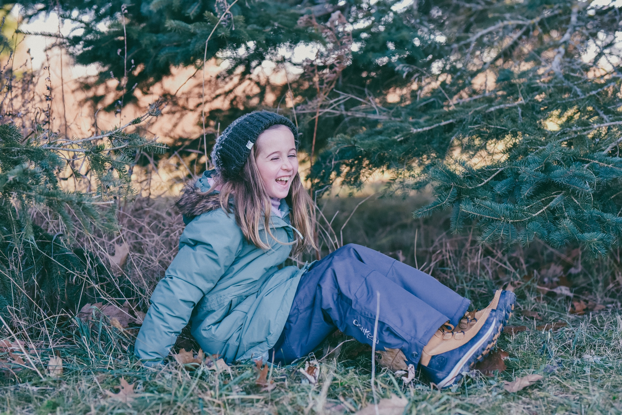 Christmas photo session, tree farm Ontario. Photographer Katia Velich Toronto Oakville GTA