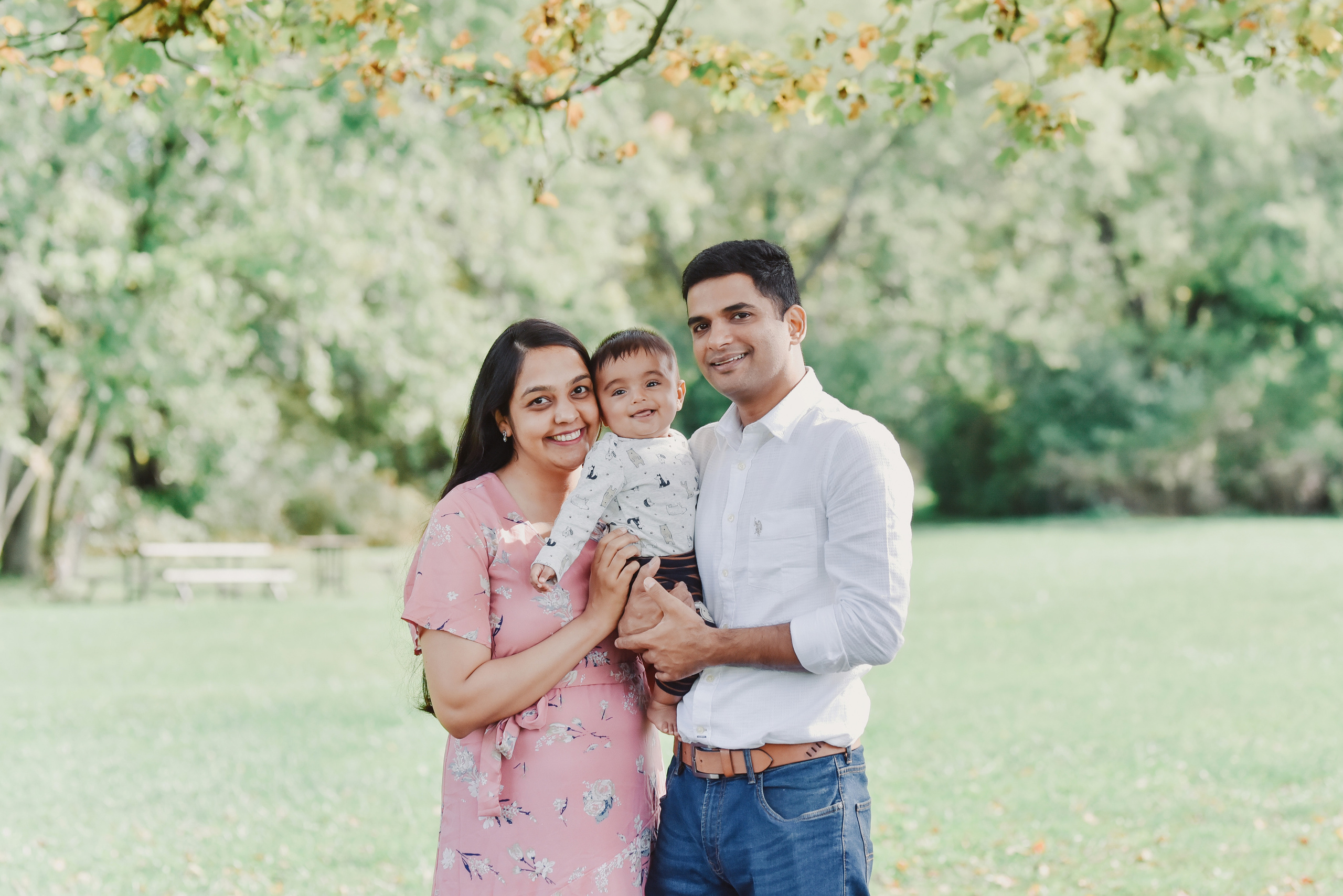 Sakshi and her family. Photographer Katia Velich Toronto Oakville GTA