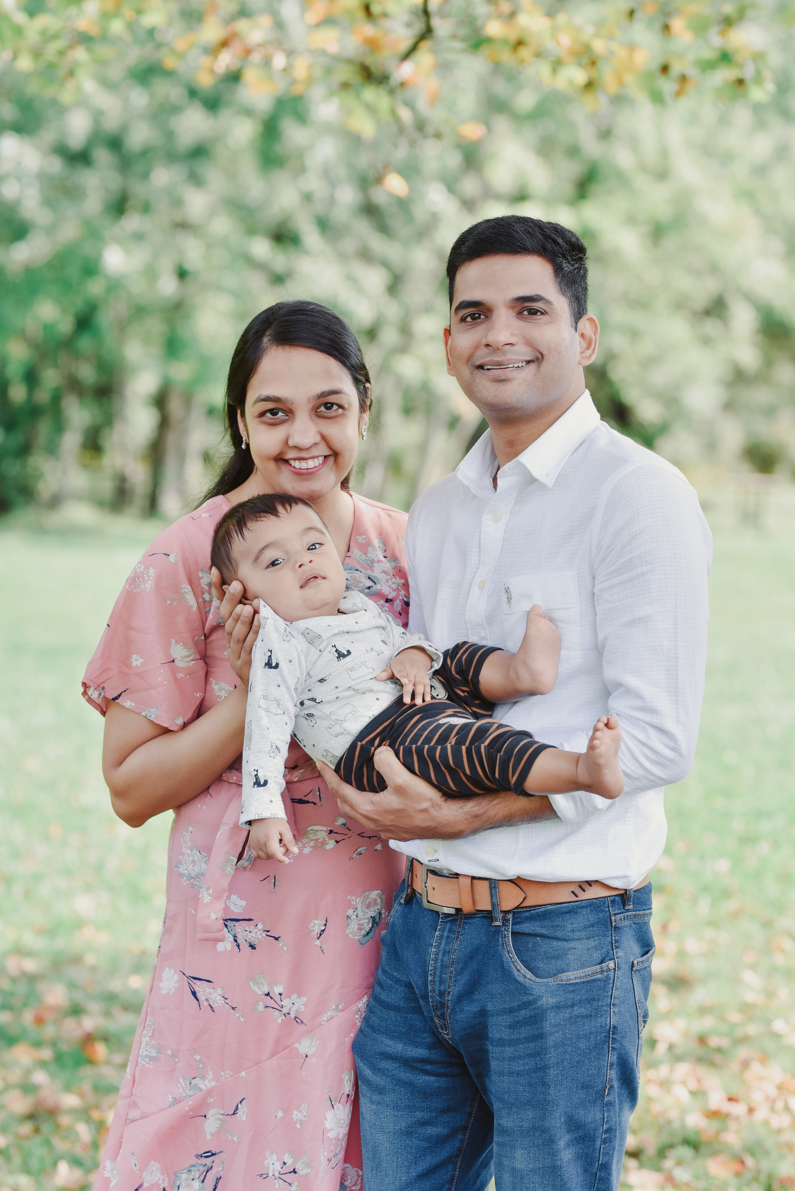 Sakshi and her family. Photographer Katia Velich Toronto Oakville GTA