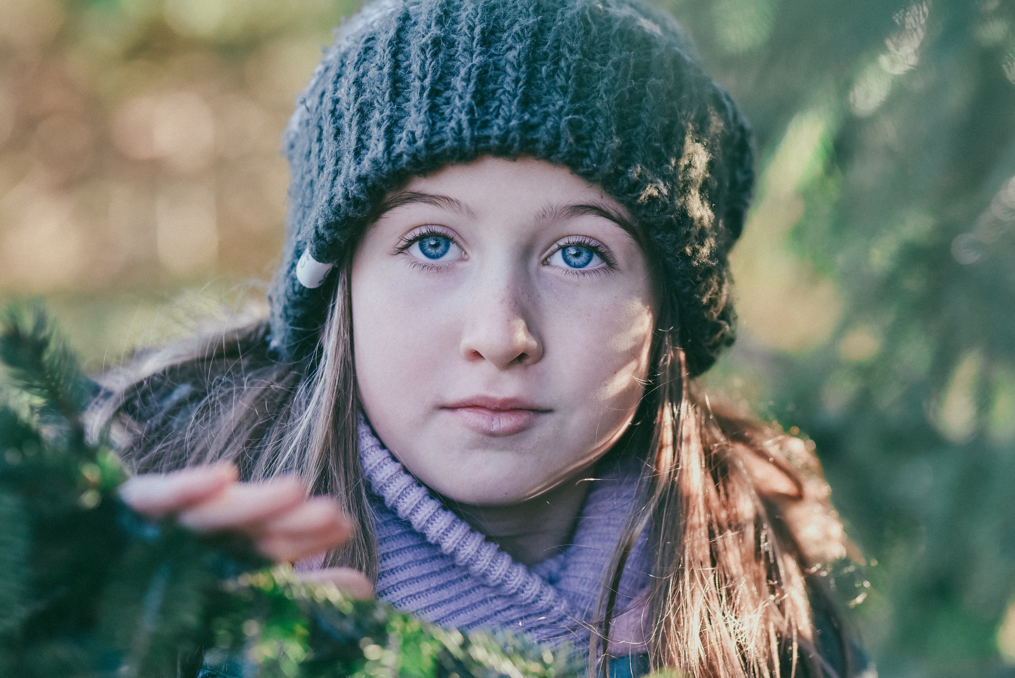 Christmas photo session, tree farm Ontario. Photographer Katia Velich Toronto Oakville GTA