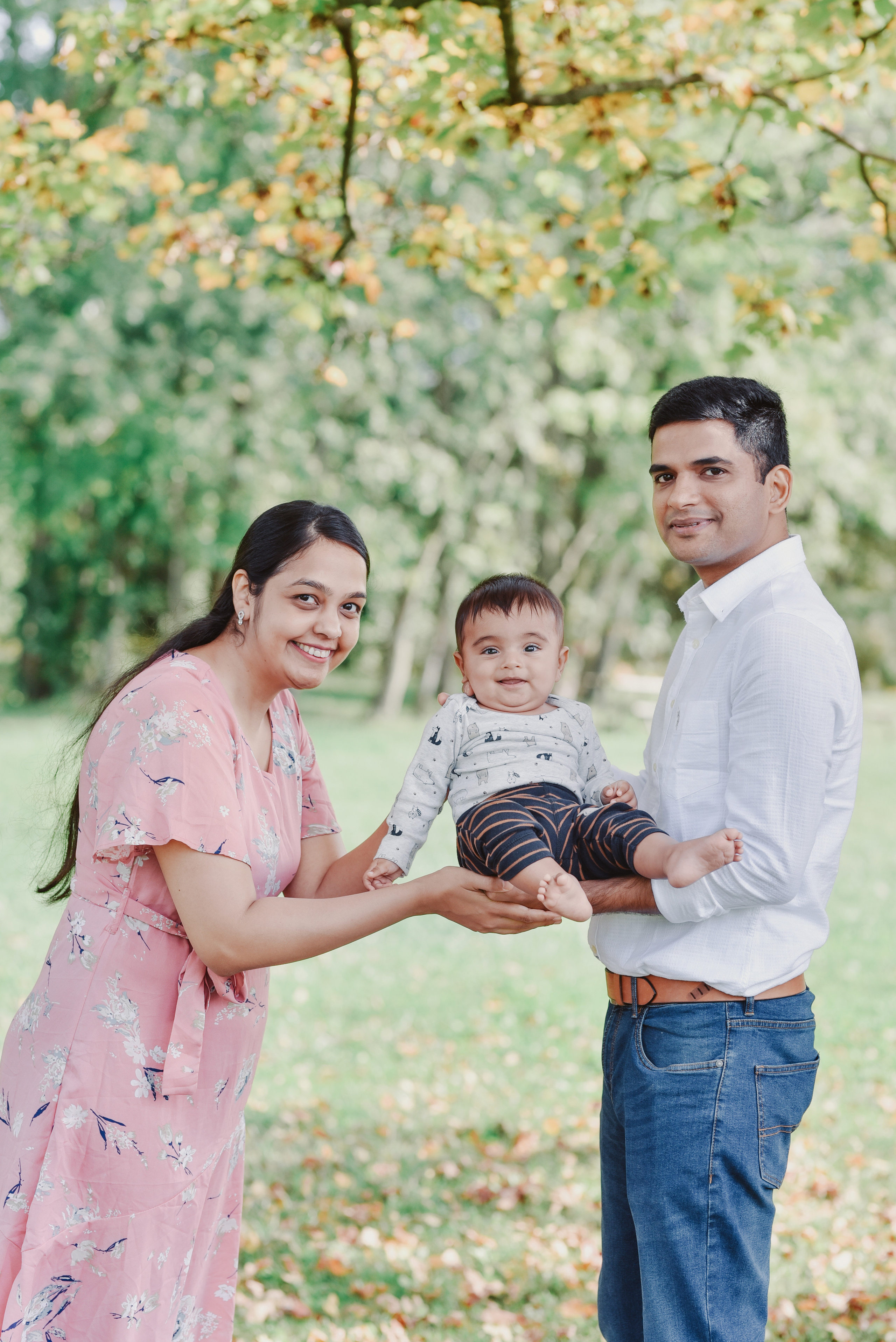 Sakshi and her family. Photographer Katia Velich Toronto Oakville GTA