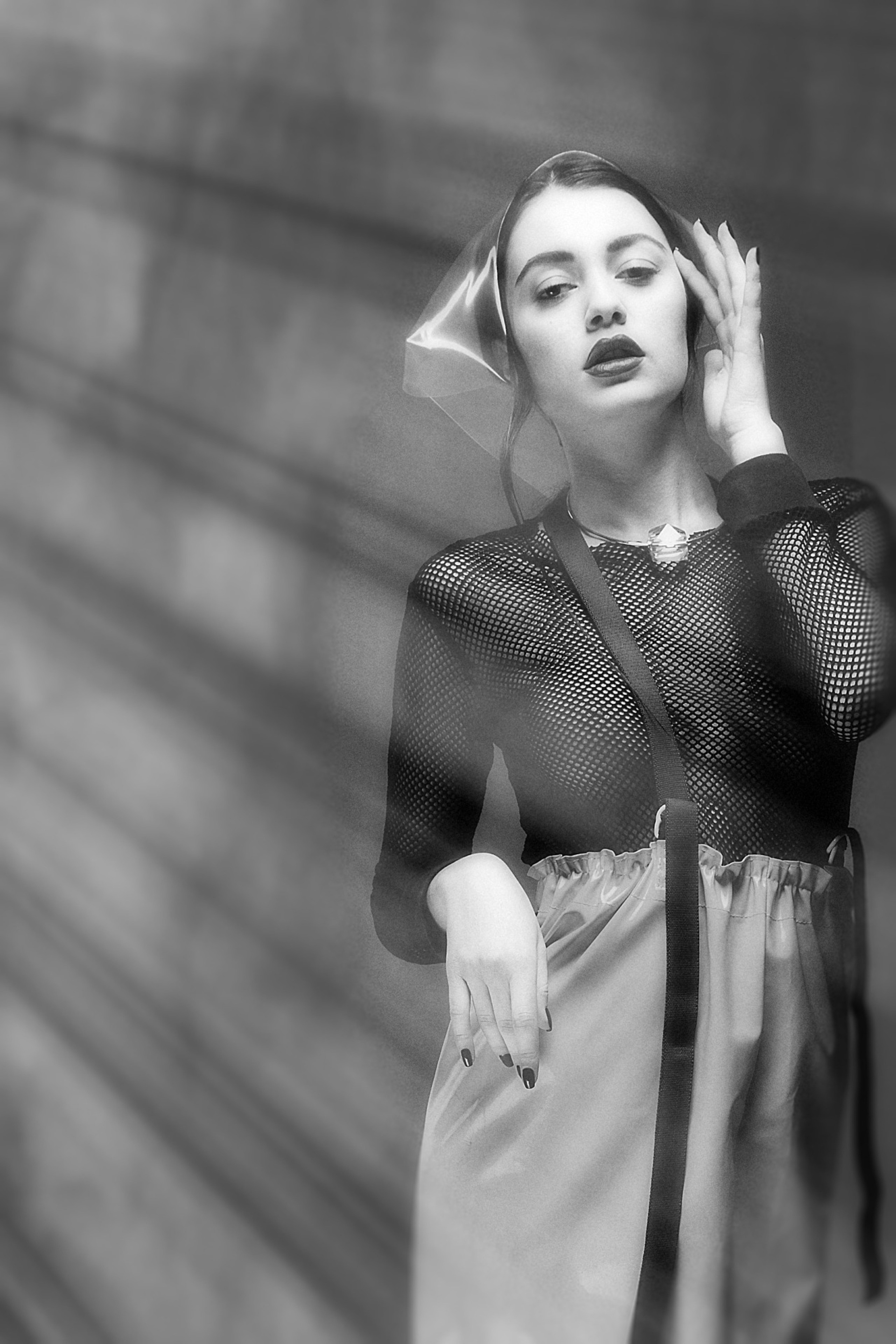 ДевуМодель позирует на фешн сьемке в лучах вспышки